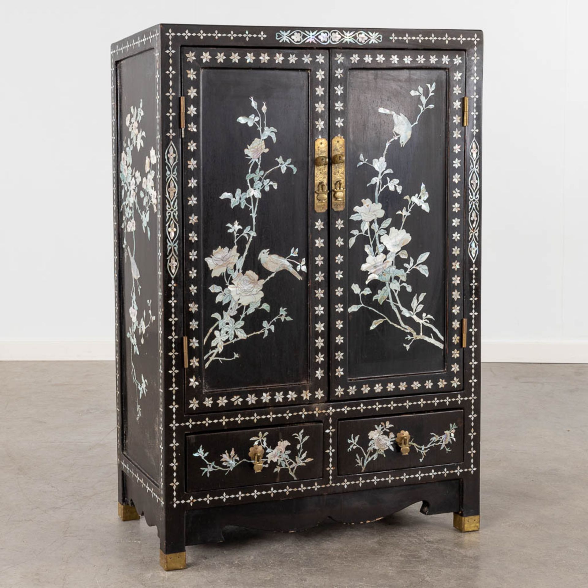 A Chinoiserie cabinet, mother of pearl inlay in ebonised wood. 20th C. (D:31 x W:61 x H:92 cm) - Bild 3 aus 14