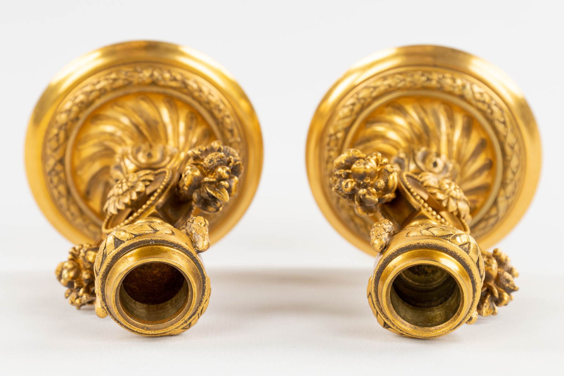 A pair of trumpet vases, gilt bronze and glass in Louis XVI style. 19th C. (H:31,5 x D:13 cm) - Image 9 of 13