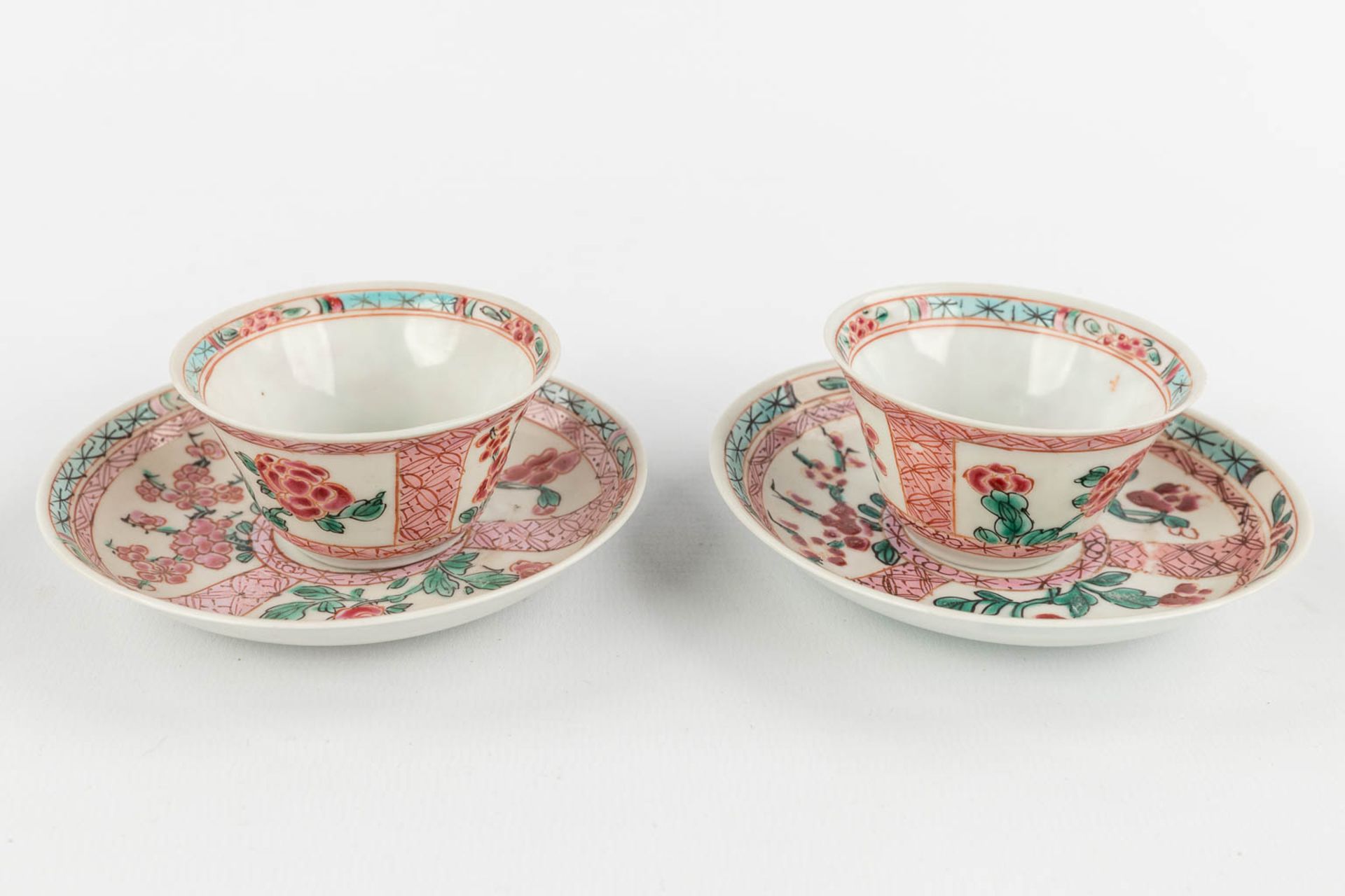 A collection of Chinese and Japanese porcelain, Imari, Blue-white, Famille Rose. 19th/20th C. (D:21 - Image 8 of 19