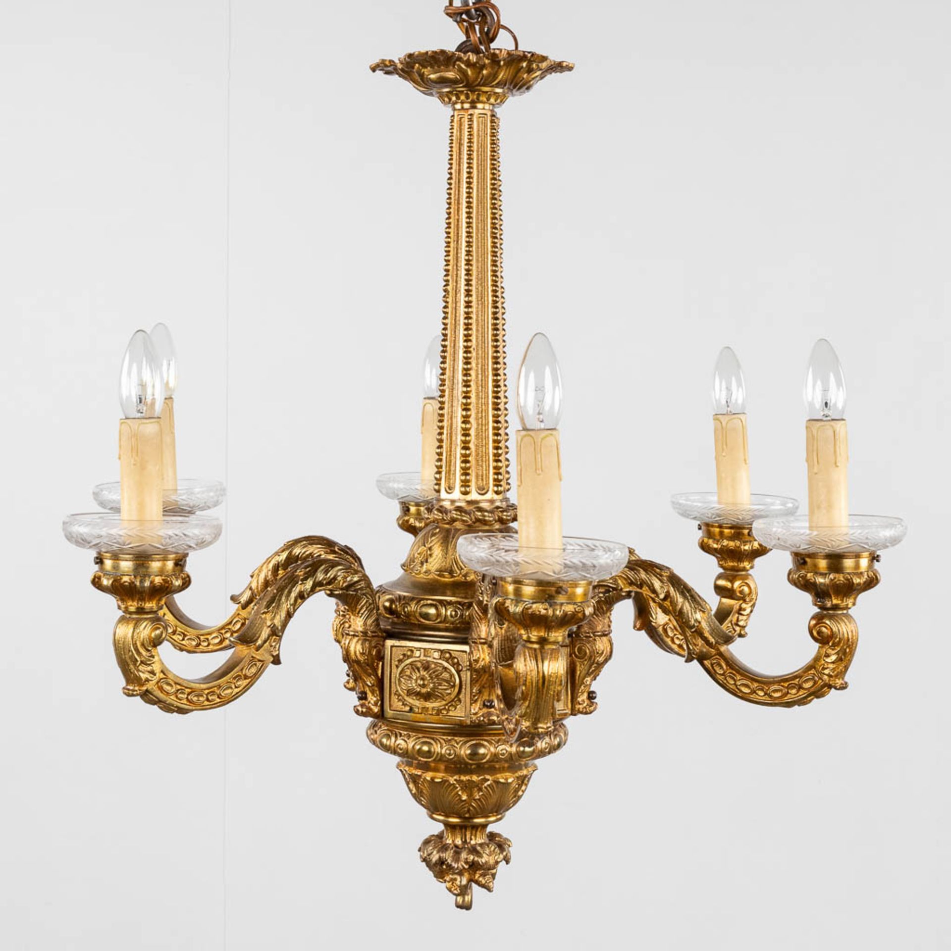 A large chandelier made of gilt bronze, 20th C. (H:72 x D:70 cm)