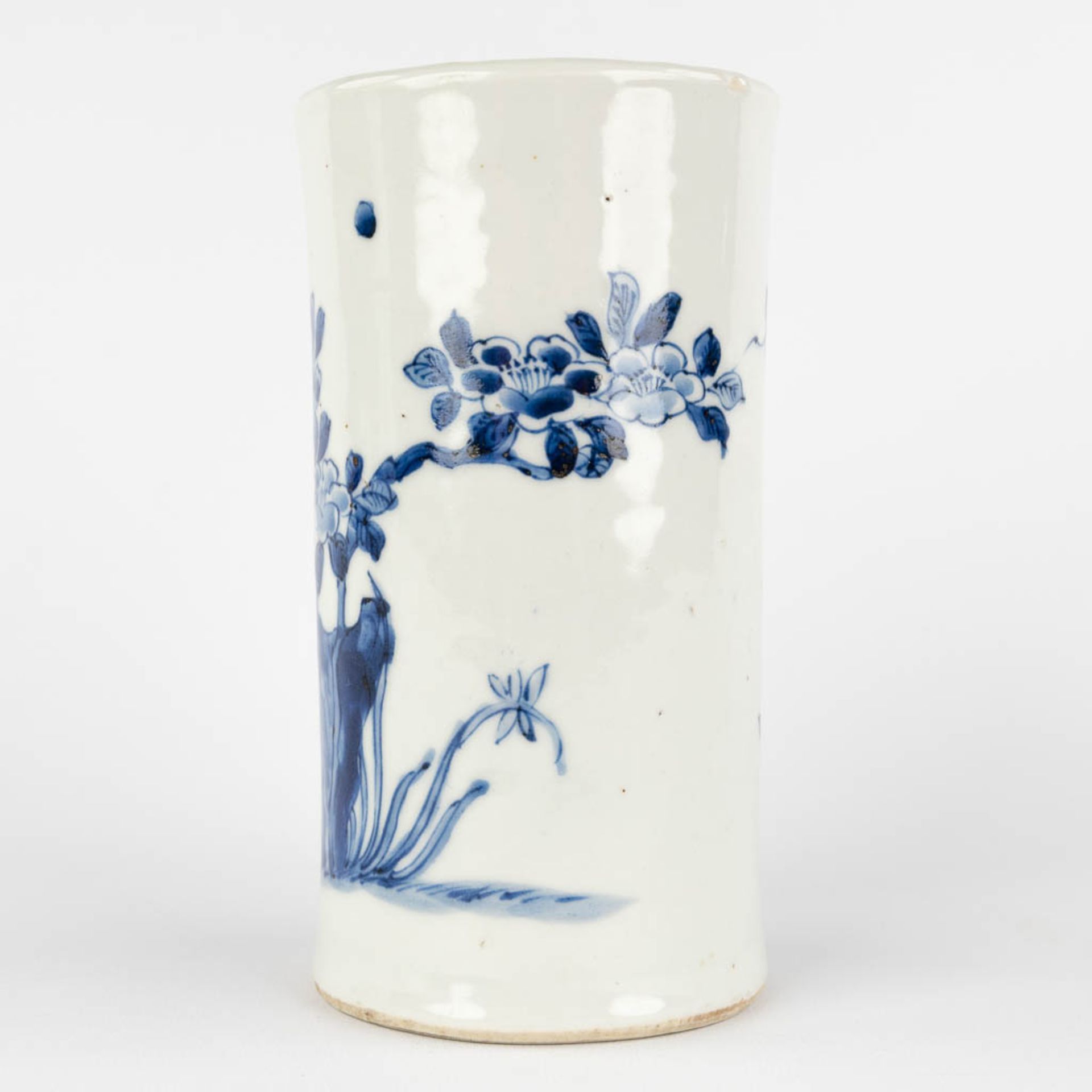 A Chinese long brushpot with blue-white decor of fauna and flora. 19th C. (H:17,5 x D:9,5 cm) - Image 6 of 11