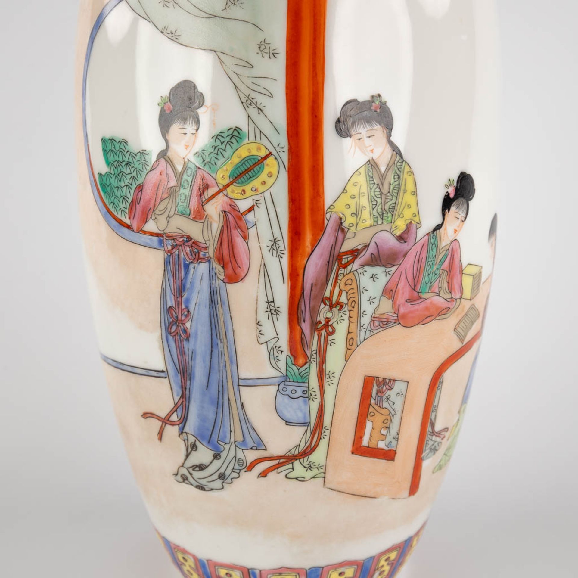 A Chinese vase with decor of Ladies at a desk, 20th C. (H:36 x D:14,5 cm) - Image 10 of 12