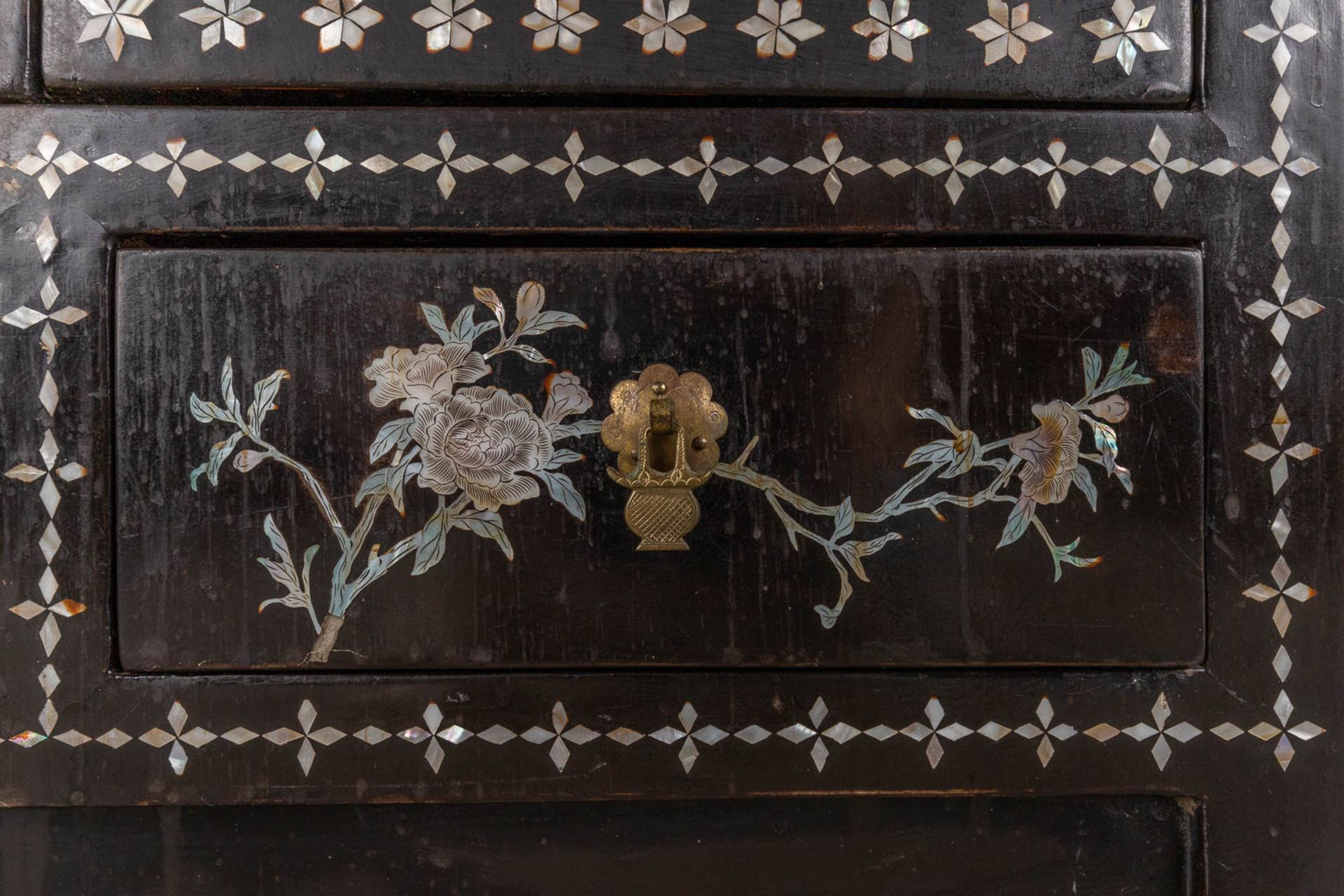 A Chinoiserie cabinet, mother of pearl inlay in ebonised wood. 20th C. (D:31 x W:61 x H:92 cm) - Bild 14 aus 14