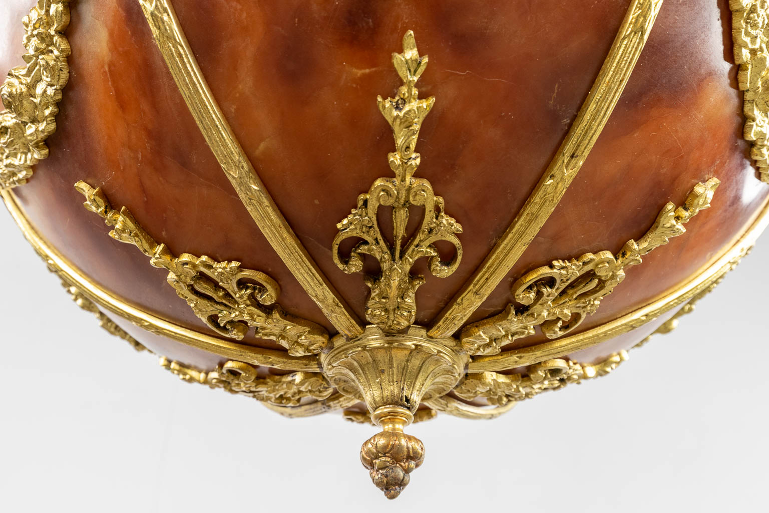 A chandelier, bronze with alabaster, decorated with putti and ram's heads, Louis XVI style. Circa 19 - Bild 11 aus 13