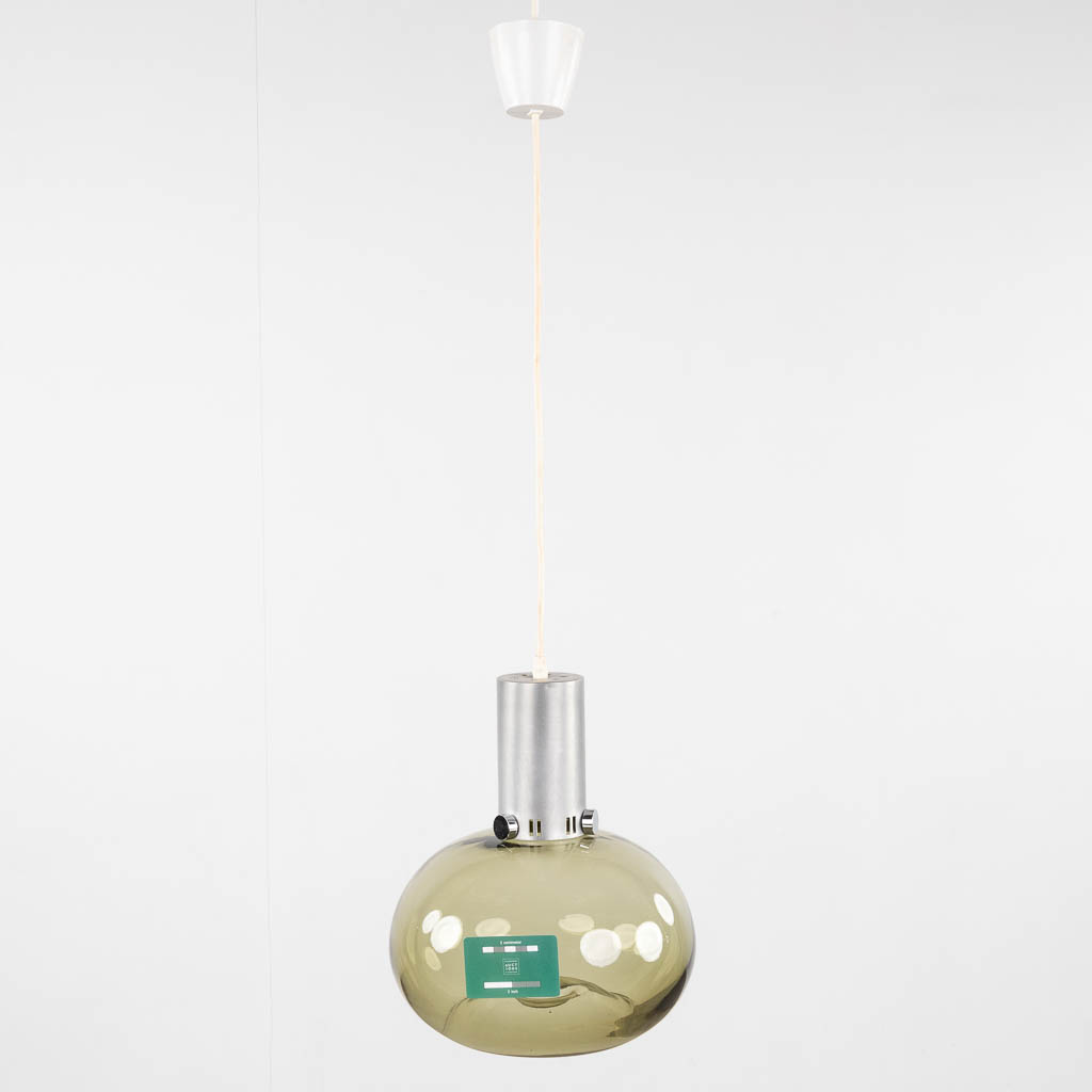 Raak, Amsterdam, a ceiling lamp with tinted glass shade, chromed metal. Circa 1960. (H:60 x D:29 cm) - Bild 2 aus 8