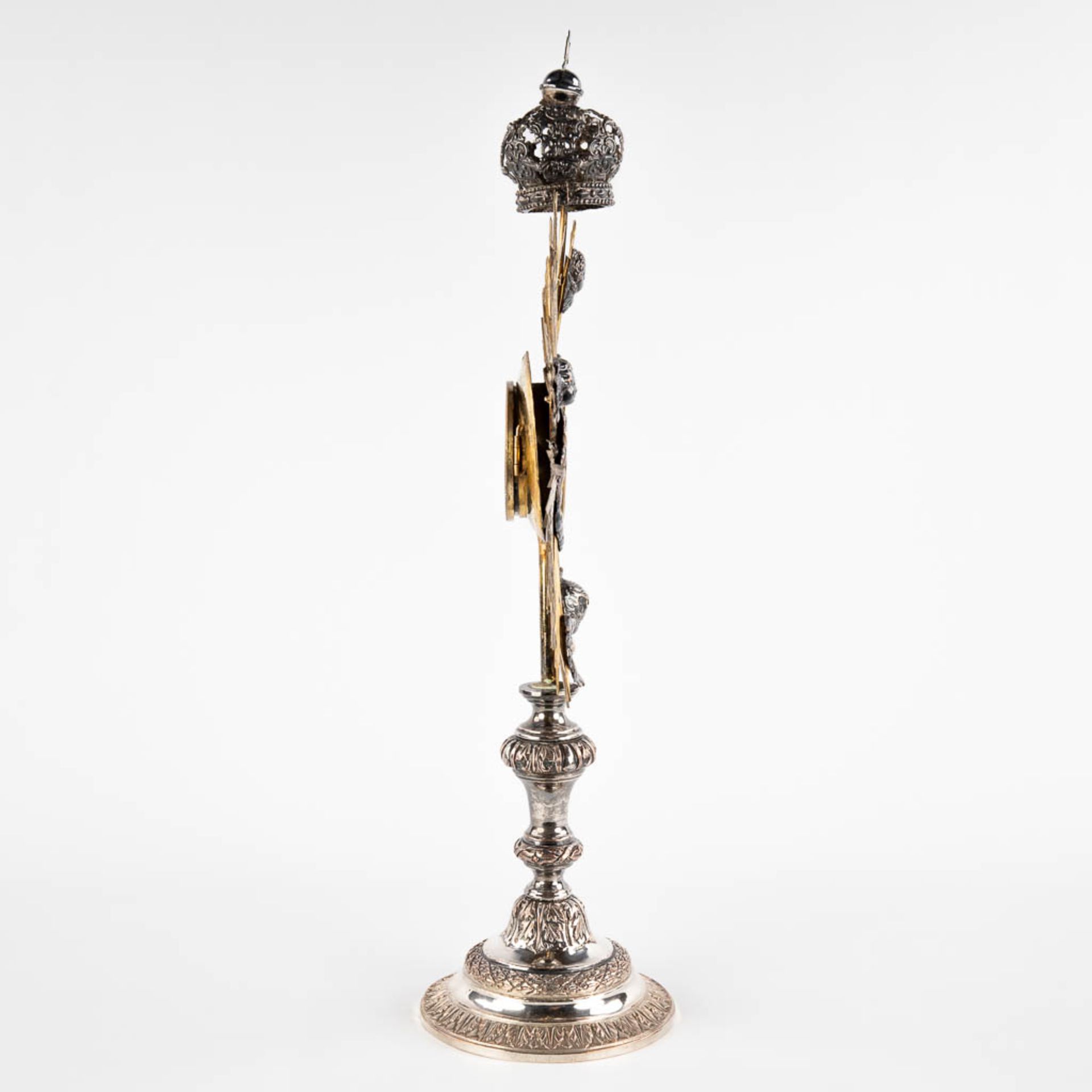 A sunburst monstrance, silver-plated metal and brass. Circa 1900. (D:15 x W:29 x H:57 cm) - Image 4 of 14