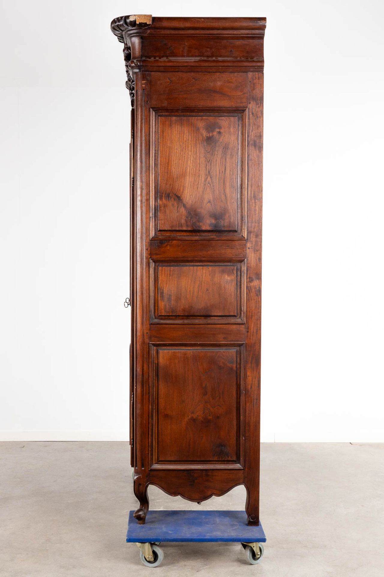 A wardrobe/cabinet, sculptured hardwood. 20th C. (D:64 x W:140 x H:235 cm) - Image 18 of 20