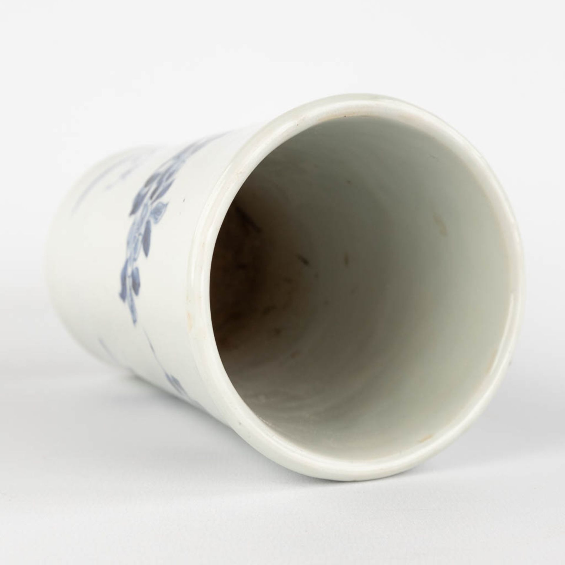 A Chinese long brushpot with blue-white decor of fauna and flora. 19th C. (H:17,5 x D:9,5 cm) - Image 7 of 11