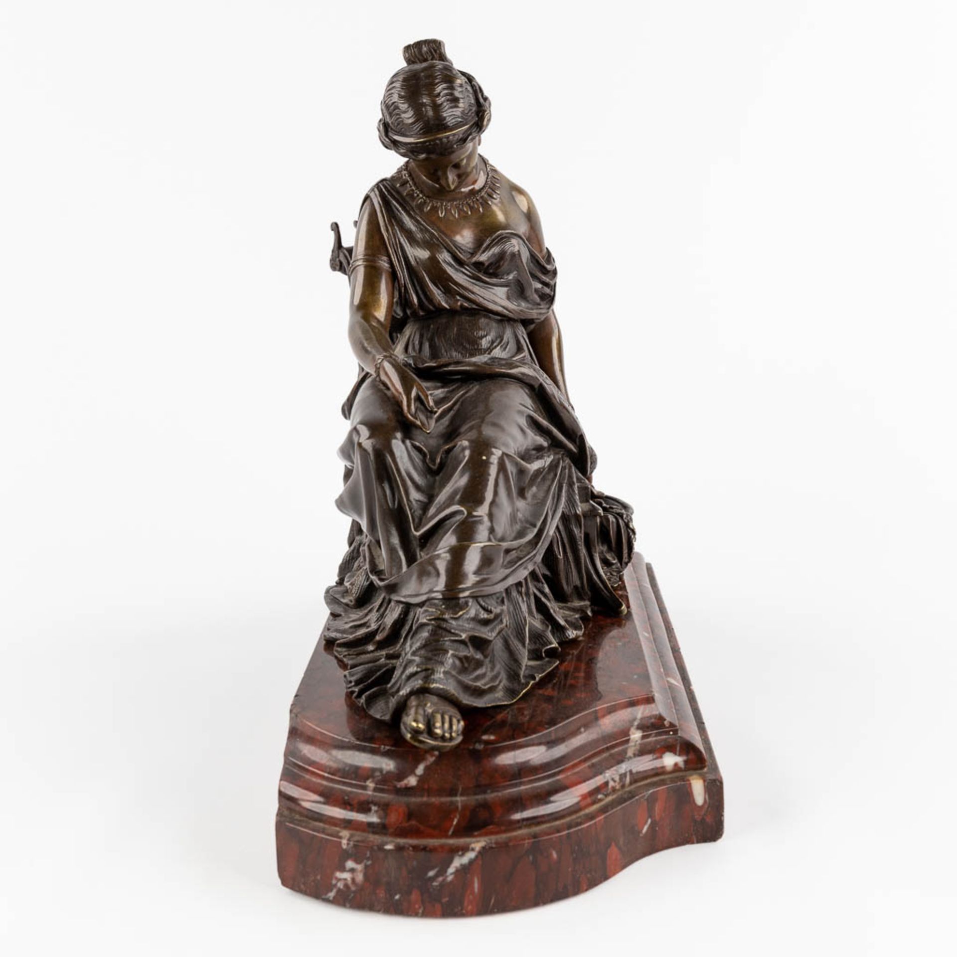 Roman lady holding a dagger, patinated bronze on a red marble base. 19th C. (D:18 x W:43 x H:34 cm) - Bild 4 aus 11