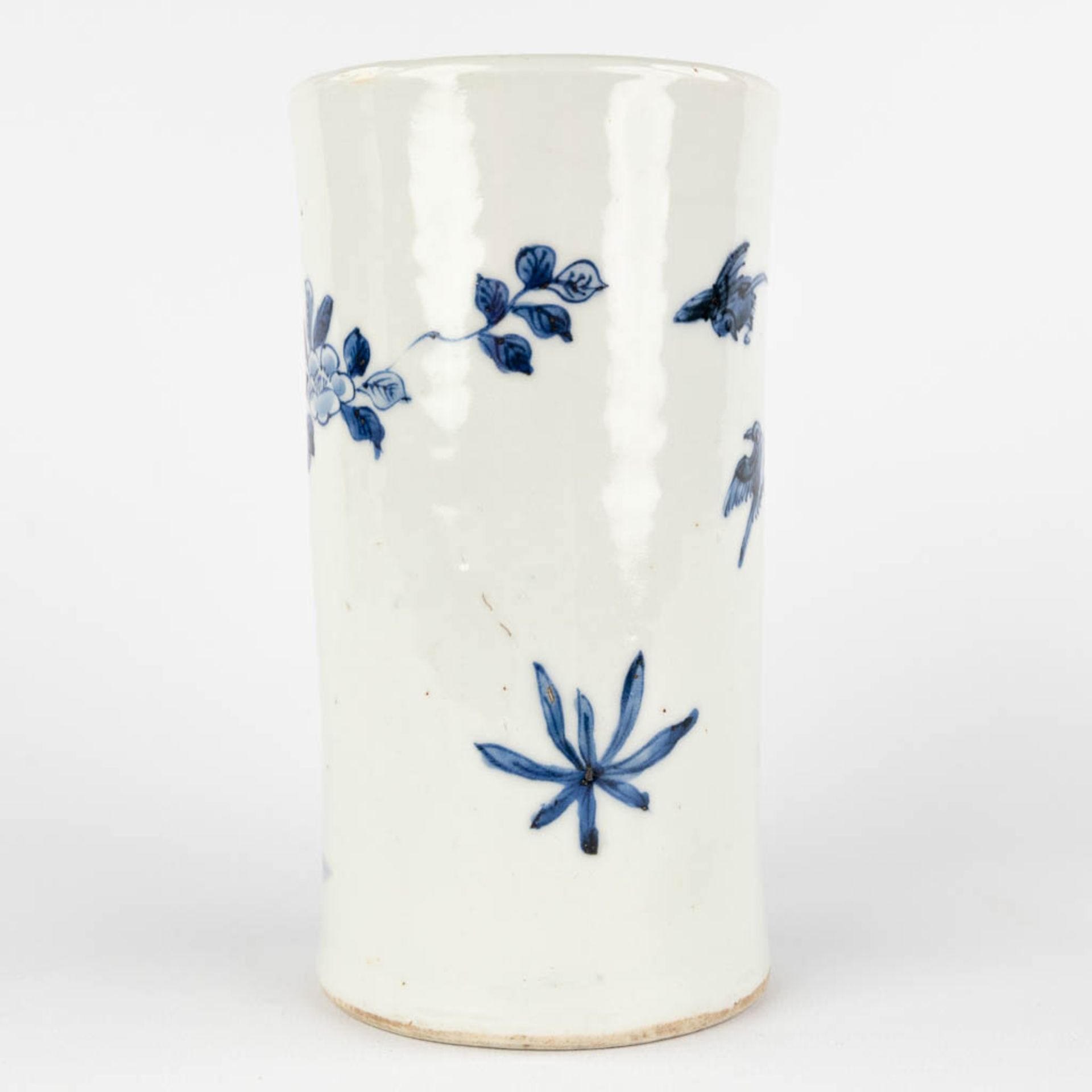 A Chinese long brushpot with blue-white decor of fauna and flora. 19th C. (H:17,5 x D:9,5 cm) - Image 5 of 11