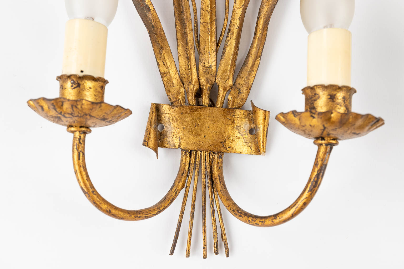 A decorative pair of vintage 'Reeds' wall lamps, gilt metal, Circa 1960. (W:35 x H:48 cm) - Bild 6 aus 7