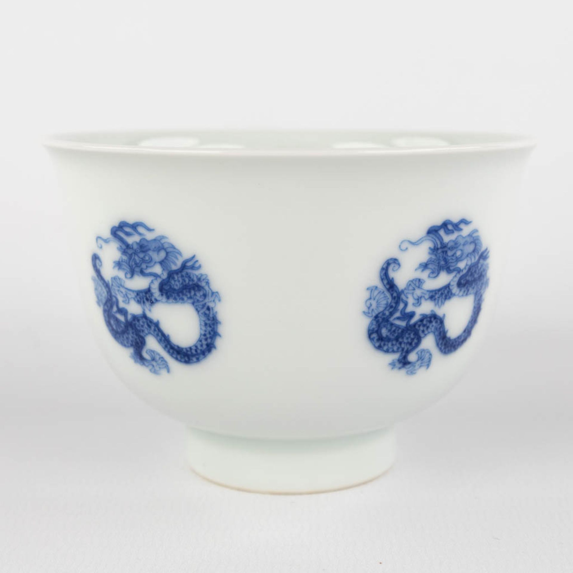 A Chinese teapot with a blue-white decor of a dragon. Kangxi mark and period. (D:9 x H:6 cm) - Image 3 of 7