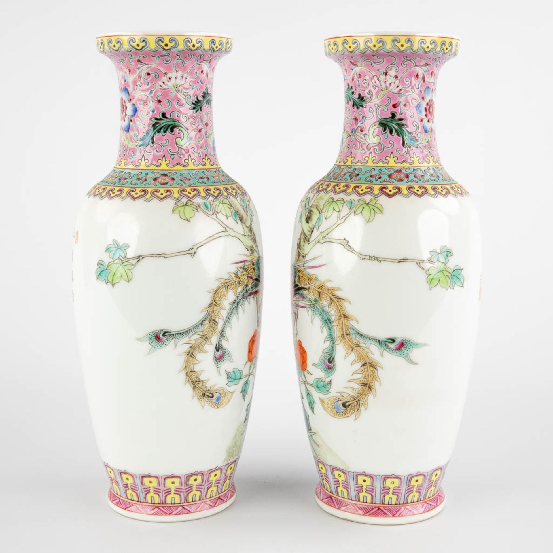 A pair of Chinese vases with fine decor of Phoenixes. 20th C. (H:26 x D:10 cm) - Image 5 of 10