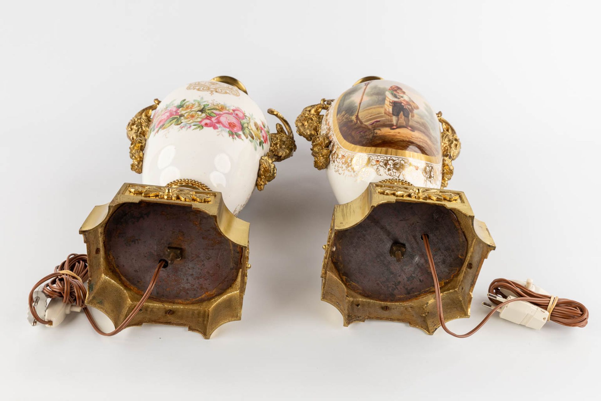 A pair of antique oil lamps reformed into table lamps, hand-painted decor and mounted with bronze. 1 - Bild 16 aus 17