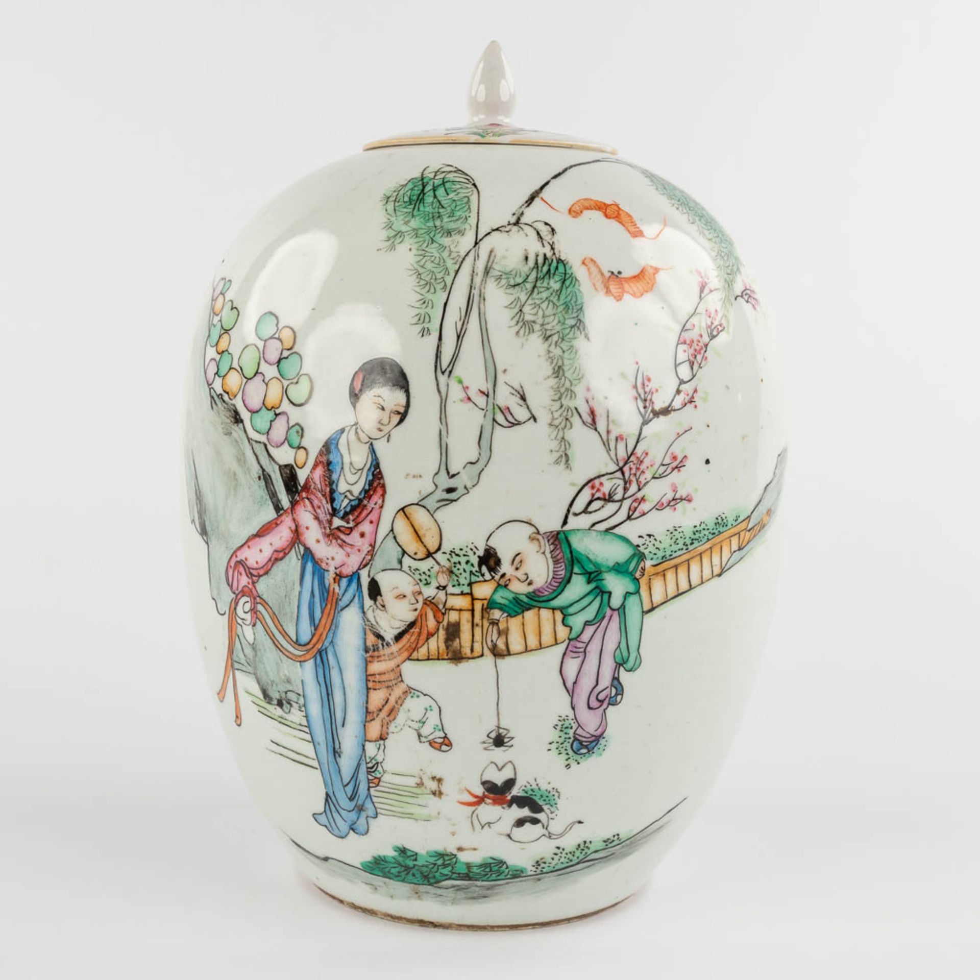 Two Chinese vases and a Ginger Jar, decorated with ladies. 19th/20th C. (H:57 x D:23 cm) - Image 22 of 31