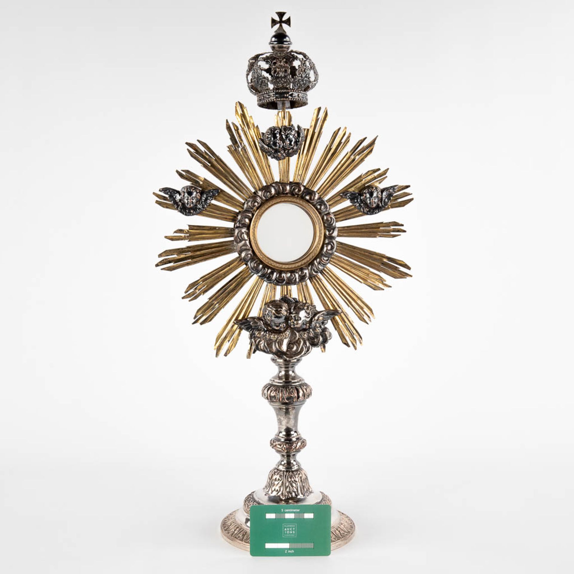 A sunburst monstrance, silver-plated metal and brass. Circa 1900. (D:15 x W:29 x H:57 cm) - Image 2 of 14