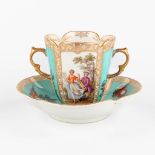 An antique Tremble Cup on a saucer, hand-painted romantic scène. Meissen, 18th C. (D:12,5 x W:14 x H