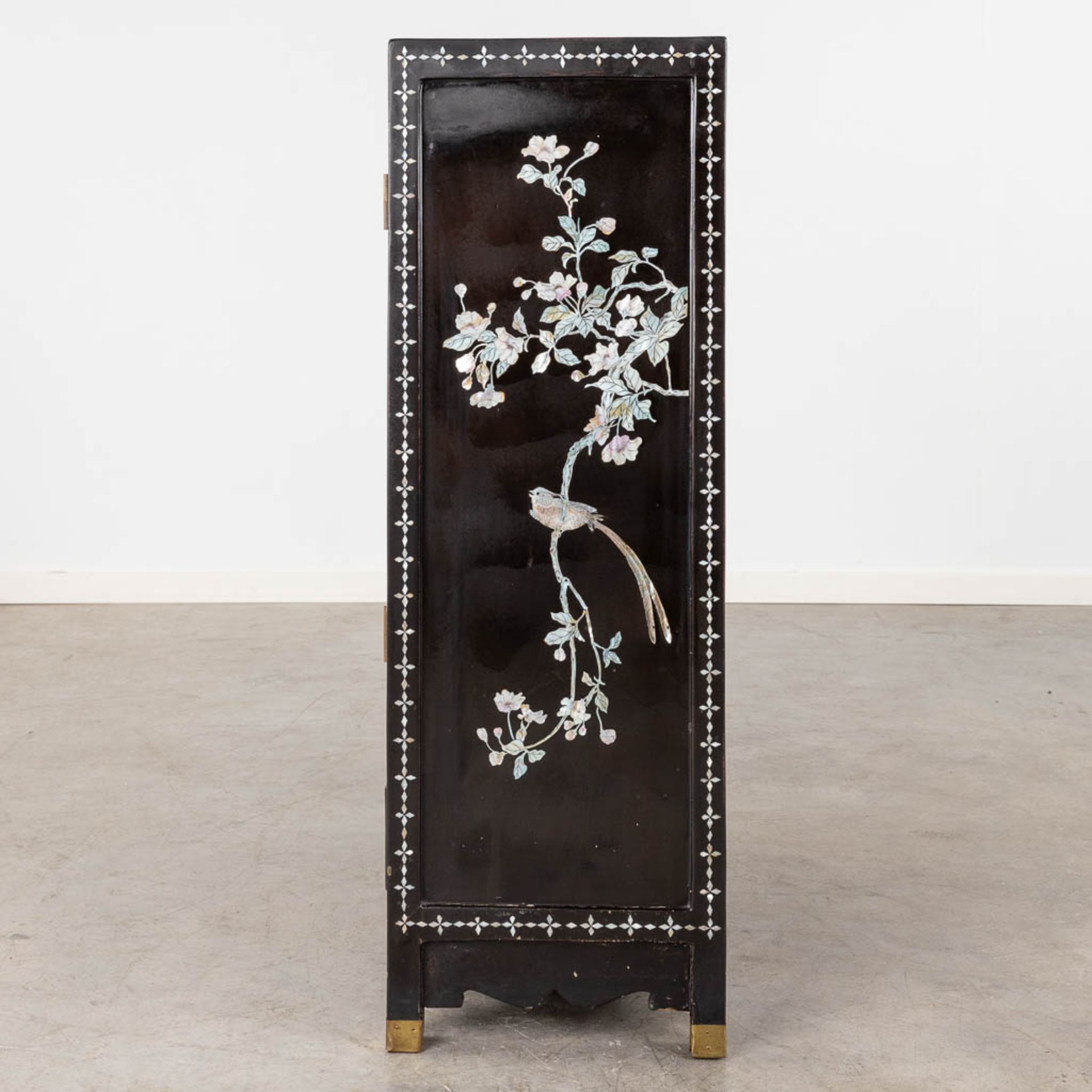 A Chinoiserie cabinet, mother of pearl inlay in ebonised wood. 20th C. (D:31 x W:61 x H:92 cm) - Image 8 of 14