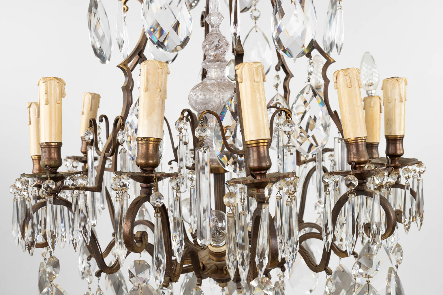 A big antique chandelier, brass and glass. France. Circa 1900. (H:105 x D:65 cm) - Bild 8 aus 13