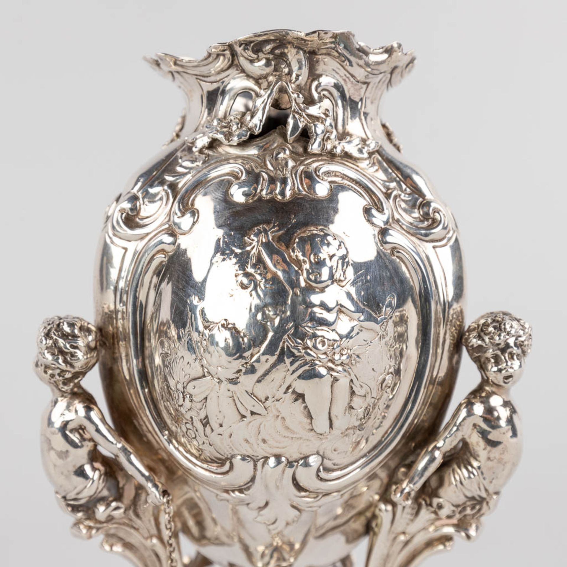 A fine vase, silver in Louis XV style, mounted with 3 putto. 427g. 1906. (D:11 x W:11 x H:20 cm) - Image 10 of 12