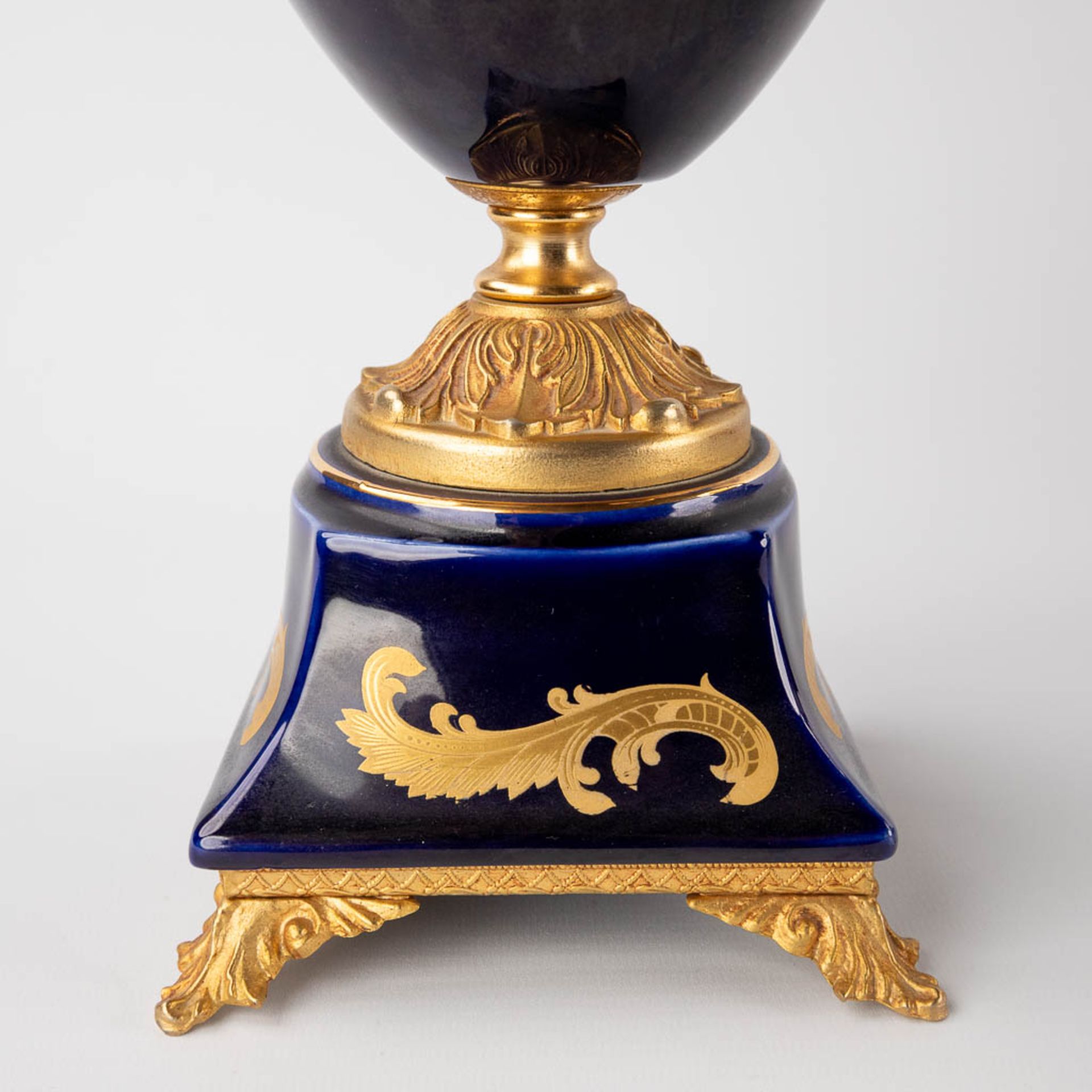 A three-piece mantle garniture clock with side pieces, cobalt blue porcelain mounted with bronze. Sè - Bild 10 aus 13