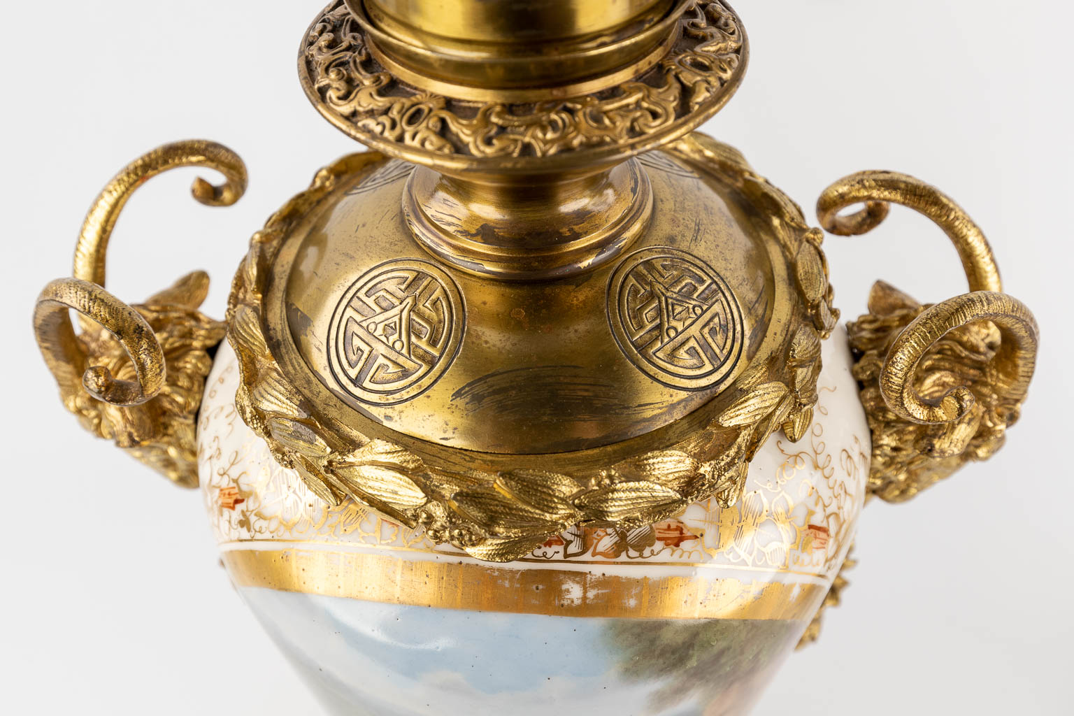 A pair of antique oil lamps reformed into table lamps, hand-painted decor and mounted with bronze. 1 - Bild 12 aus 17