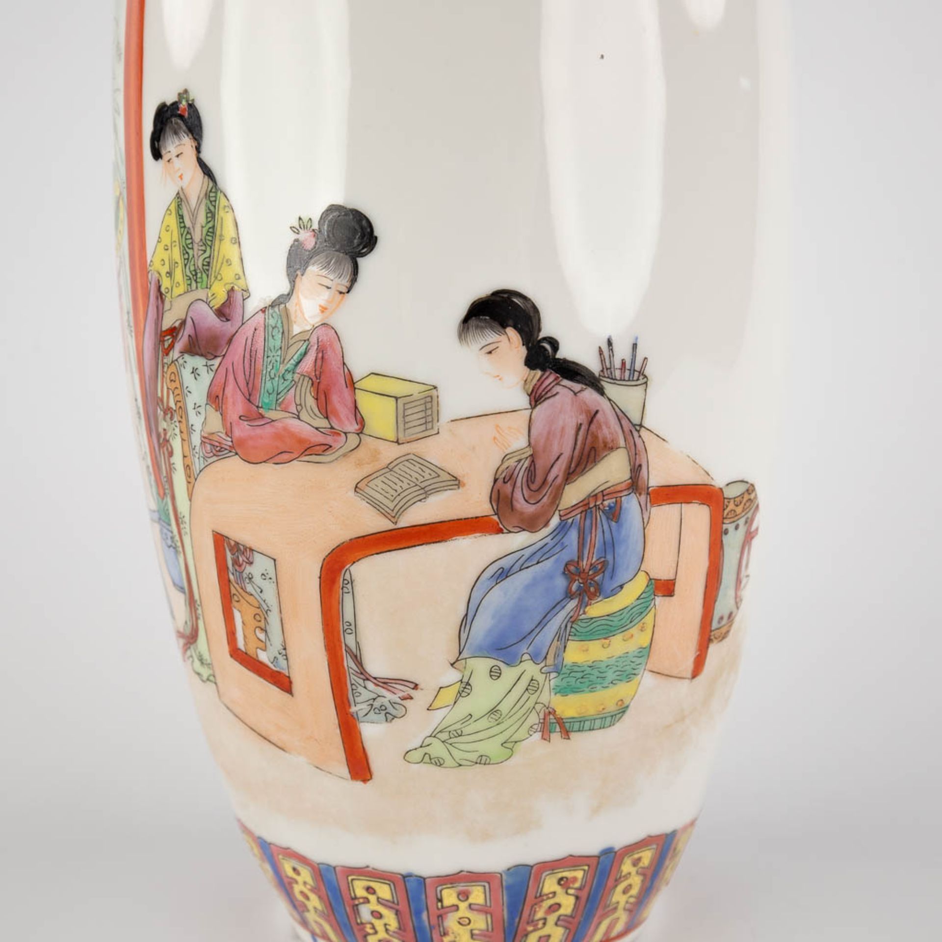 A Chinese vase with decor of Ladies at a desk, 20th C. (H:36 x D:14,5 cm) - Image 11 of 12