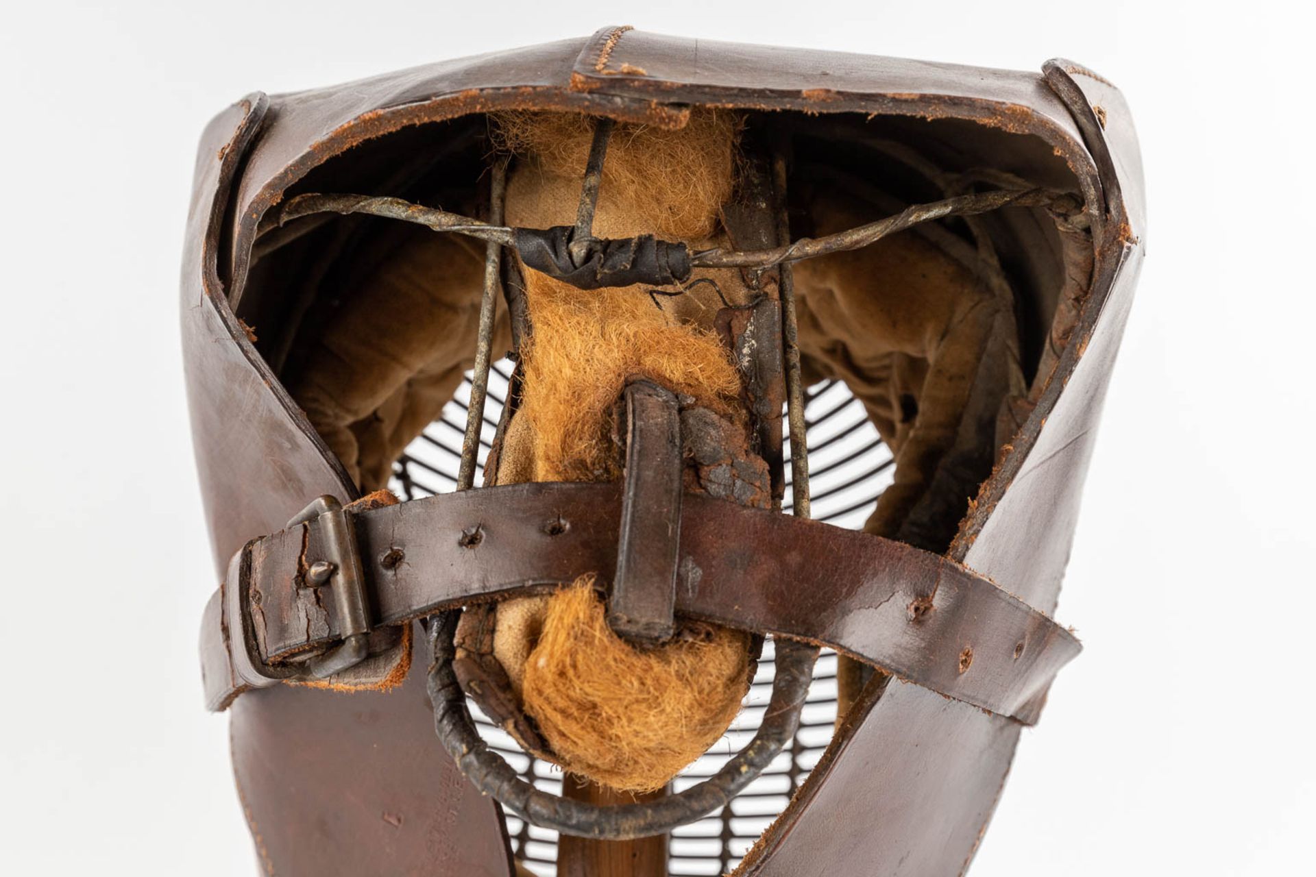 A decorative Fencing helmet on a stand, 'The Blackman Leather Goods', 1936. (D:24 x W:36 x H:29 cm) - Bild 9 aus 12