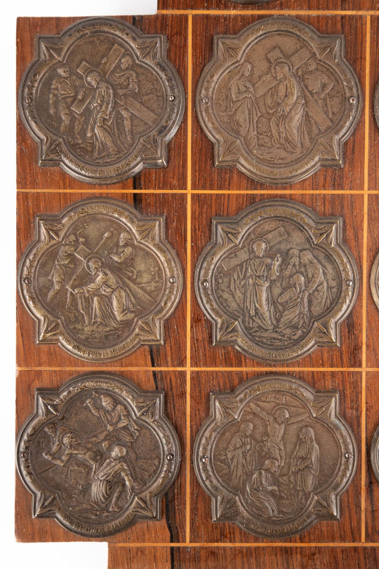 A wall plaque with 14 'Stations of the cross', medals and a crucifix. (W:22 x H:30 cm) - Bild 5 aus 8
