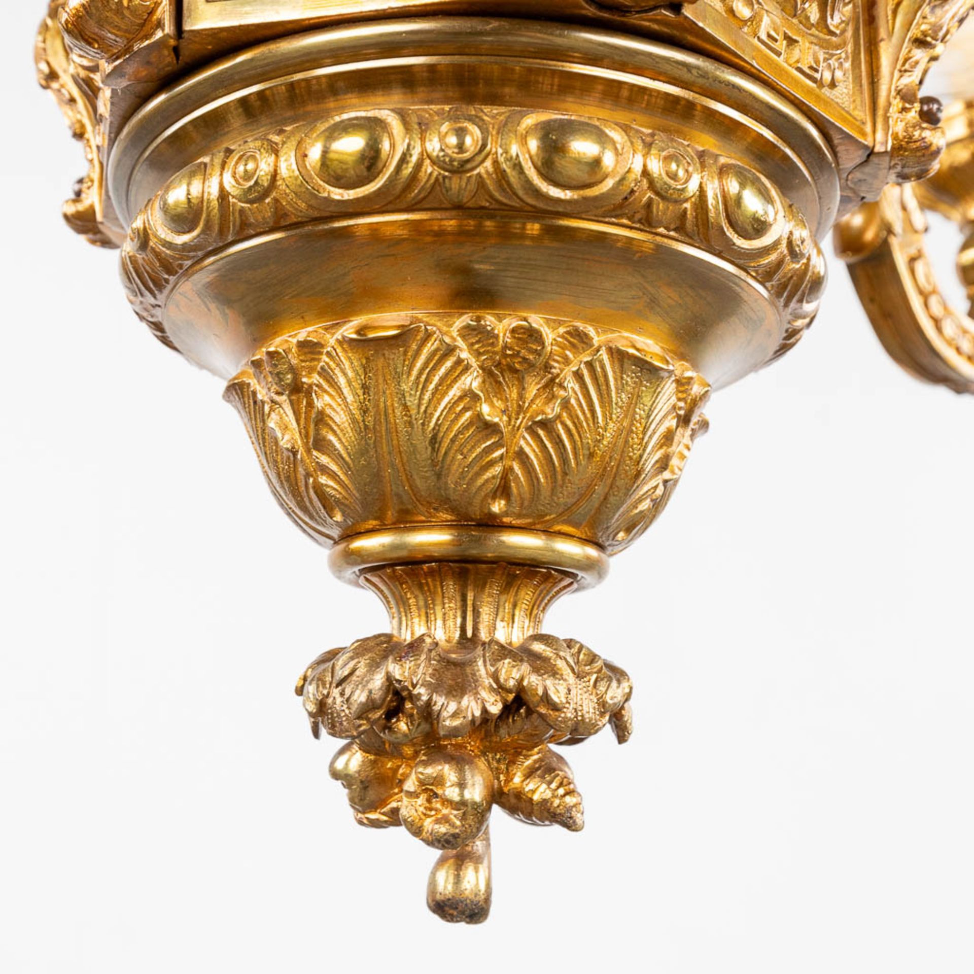 A large chandelier made of gilt bronze, 20th C. (H:72 x D:70 cm) - Bild 9 aus 10