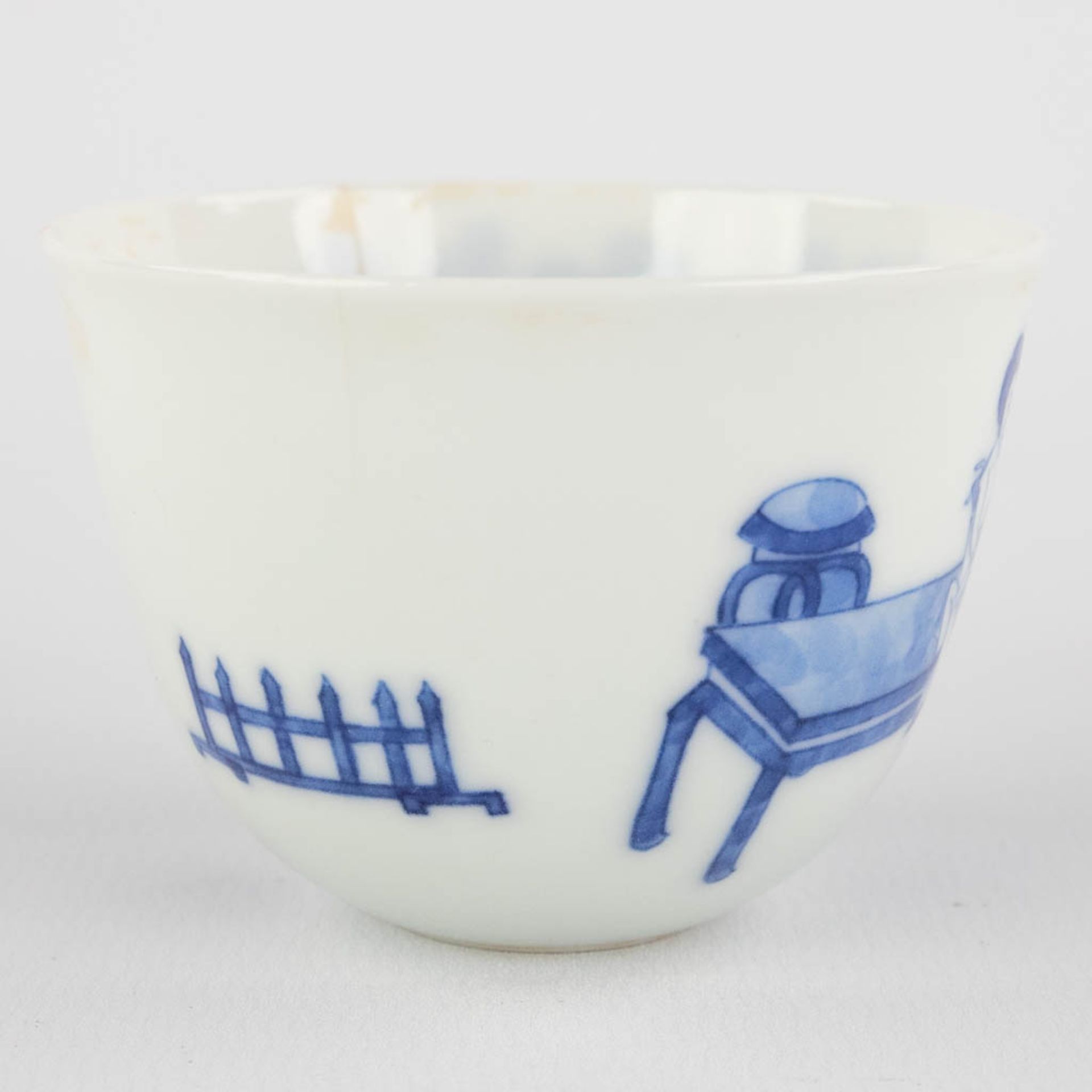 A small Chinese teacup with blue-white erotic scène, Chenghua mark, 19th/20th C. (H:4,5 x D:6,2 cm) - Image 3 of 11