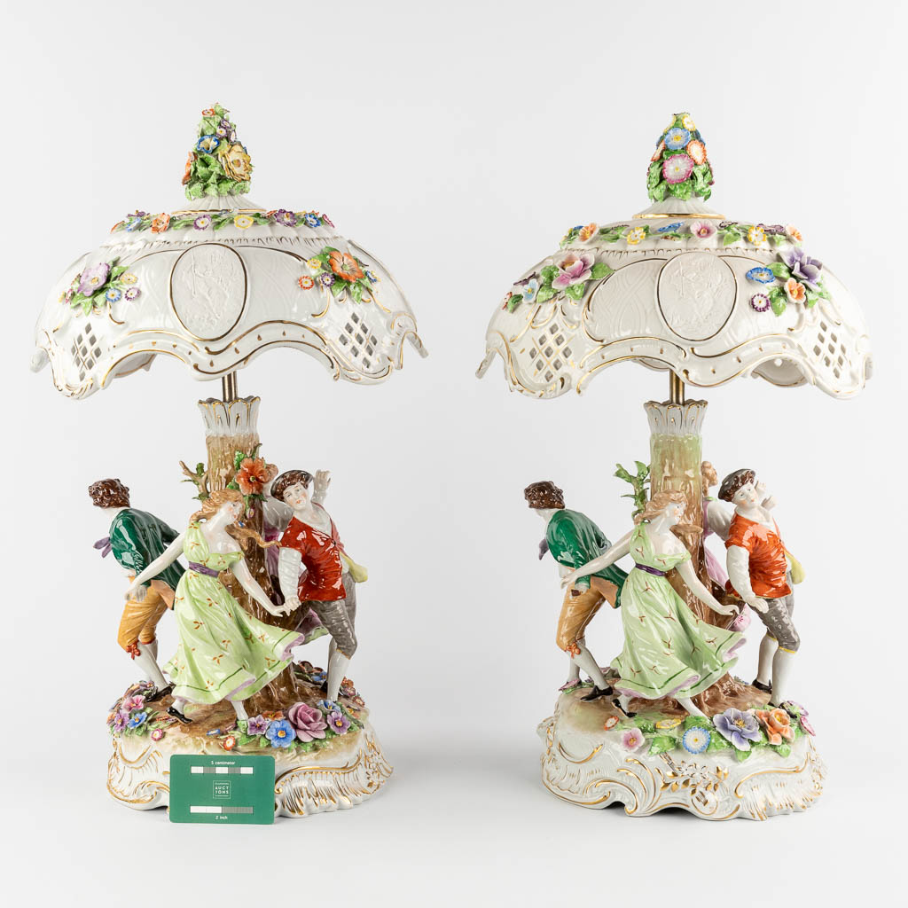 Two identical table lamps, polychrome porcelain with dancing figurines. Germany. 20th C. (D:32 x H:5 - Bild 2 aus 25