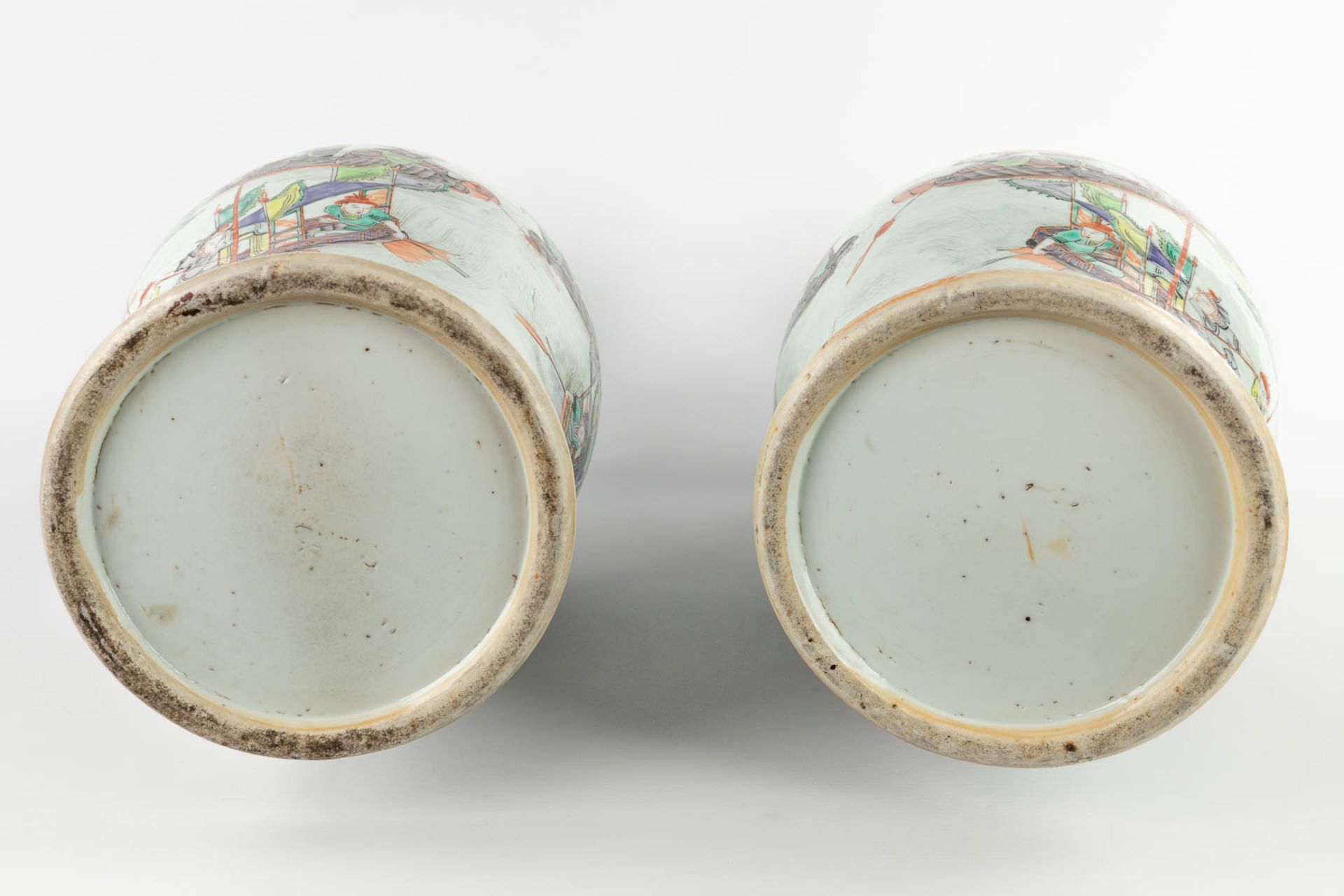 A pair of Chinese Famille Rose vases decorated with warriors in ships. 19th/20th C. (H:62 x D:26 cm) - Image 10 of 17