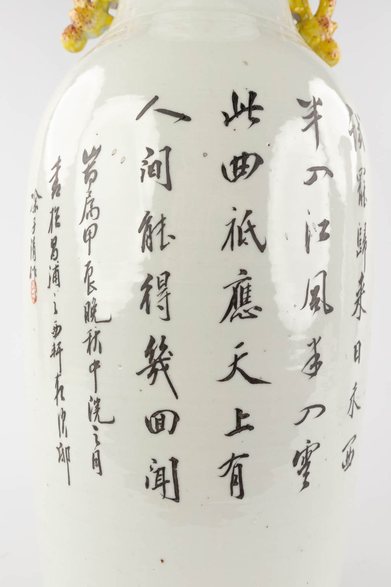 A pair of Chinese vases Qianjian cai, decor of wise men holding a cloth, signed Tu Ziqing. 19th/20th - Image 15 of 19