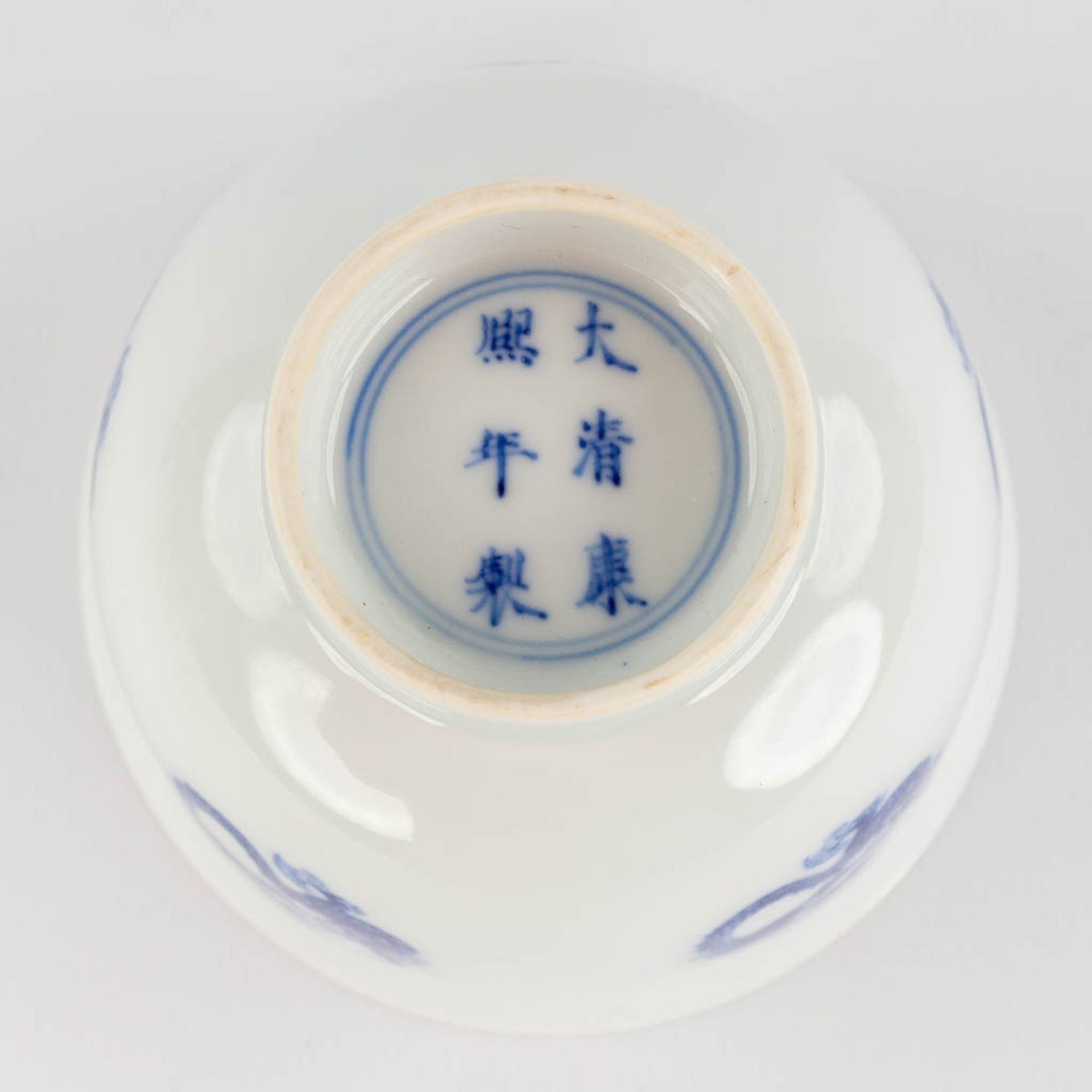 A Chinese teapot with a blue-white decor of a dragon. Kangxi mark and period. (D:9 x H:6 cm) - Image 6 of 7