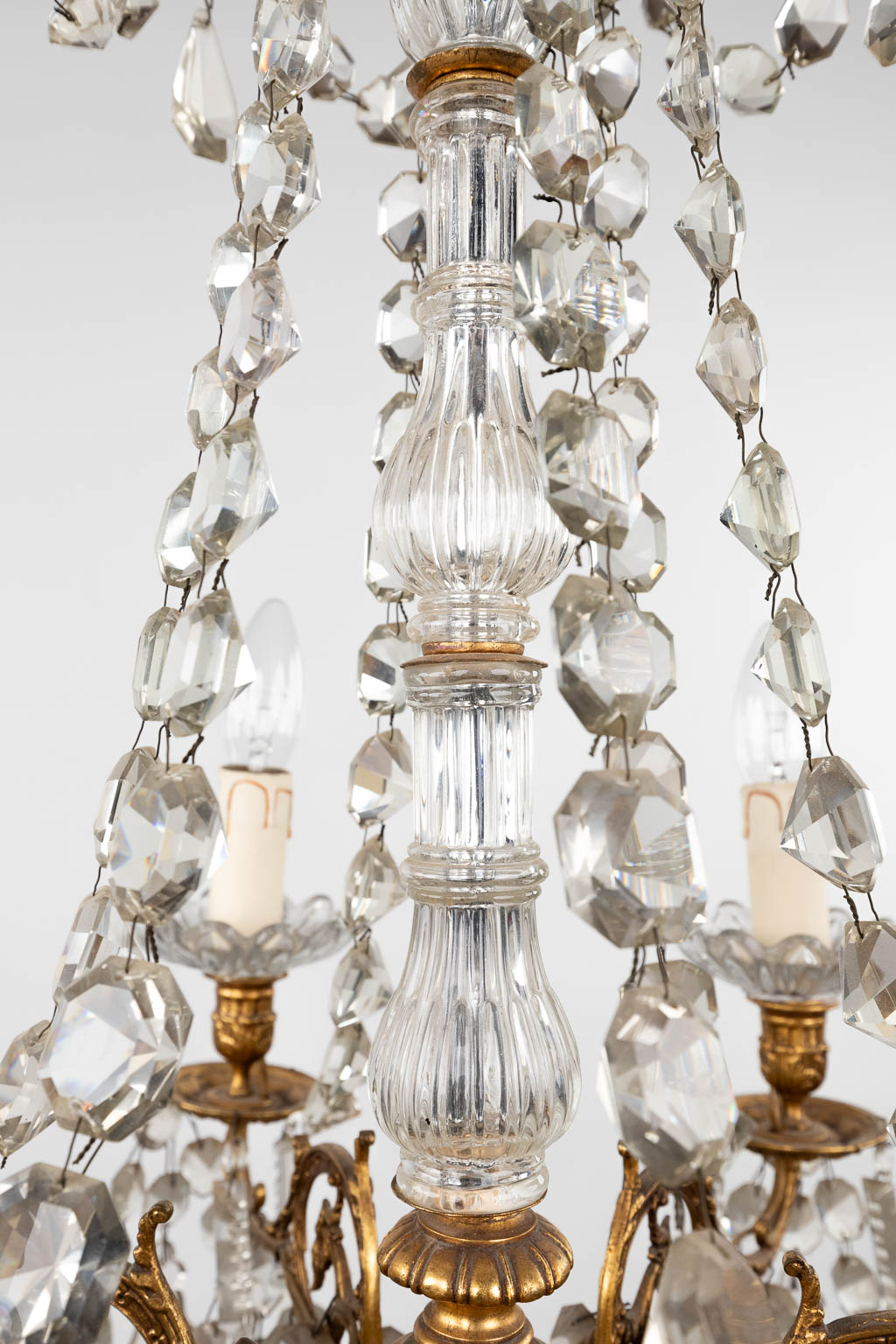 A large chandelier, bronze mounted with glass. (H:80 x D:56 cm) - Bild 6 aus 13