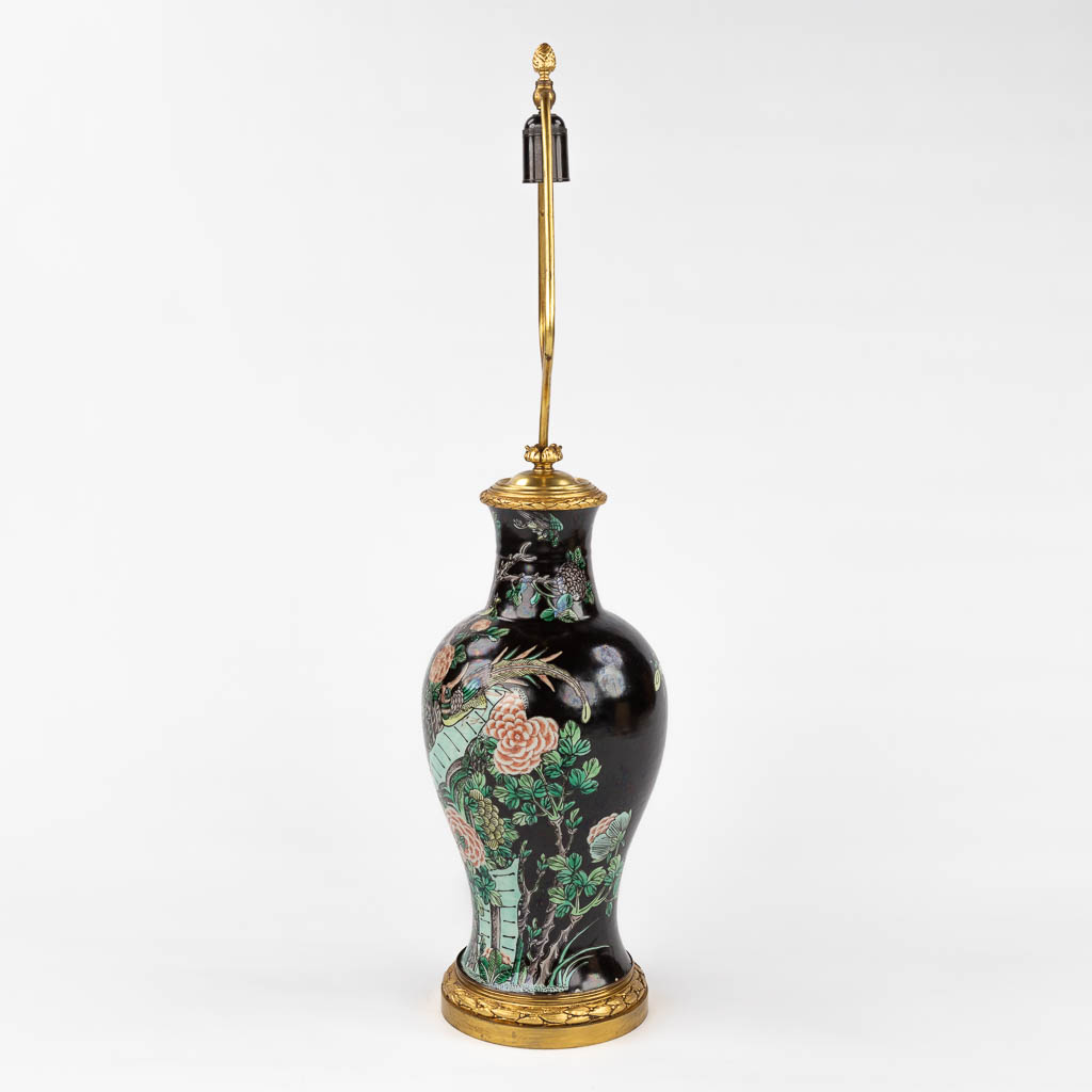 A table lamp with Famille Noir Chinese vase. (H:84 x D:22 cm) - Bild 4 aus 12