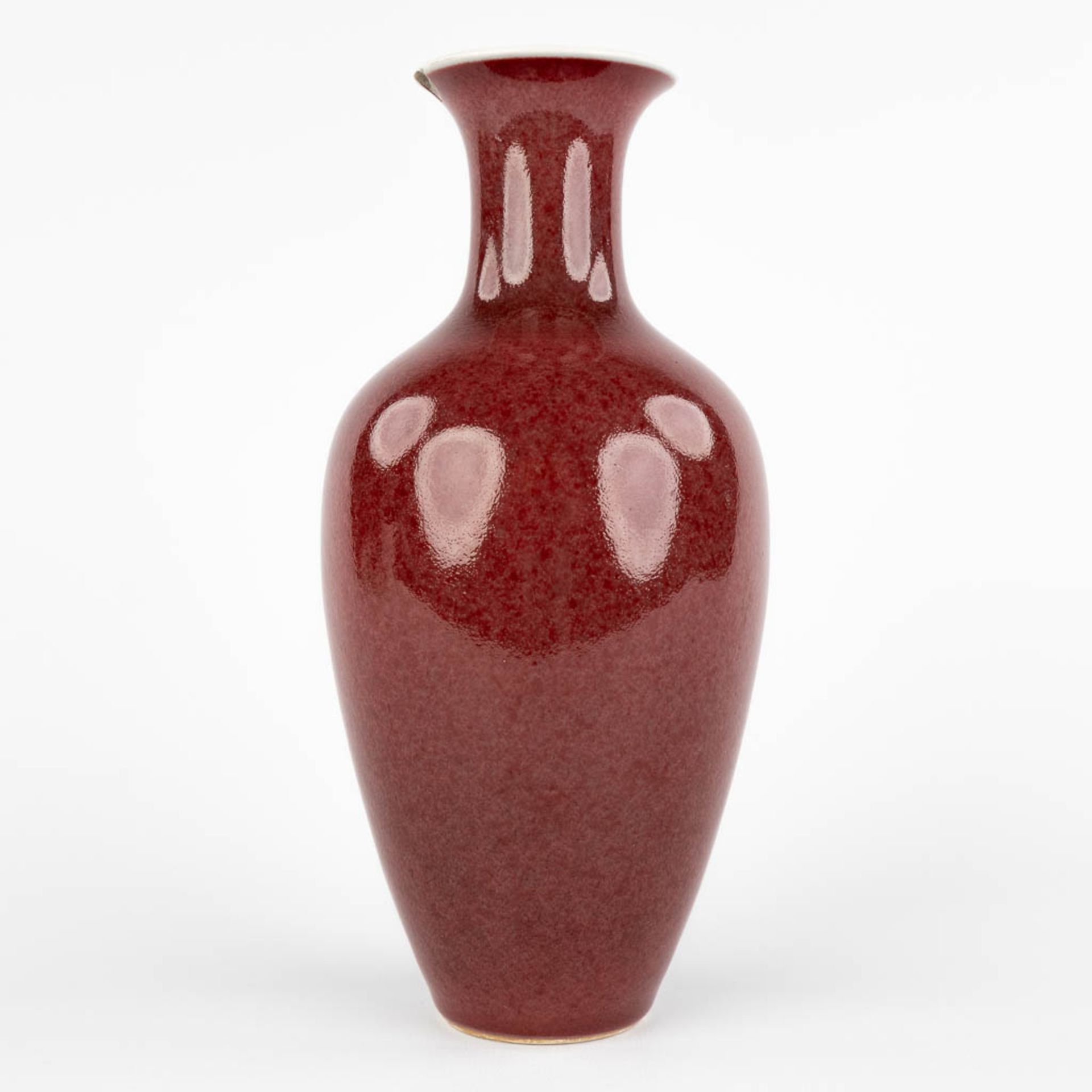 A Chinese 'Sang De Boeuf' vase with dark red glaze, Qianlong mark and period. (H:24 x D:11 cm) - Image 3 of 9