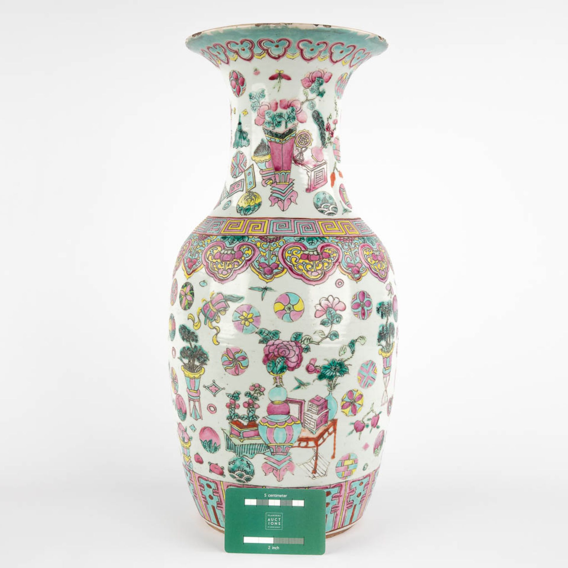 A Chinese vase with a decor of antiquities. 19th/20th C. (H:44 x D:21 cm) - Image 2 of 11