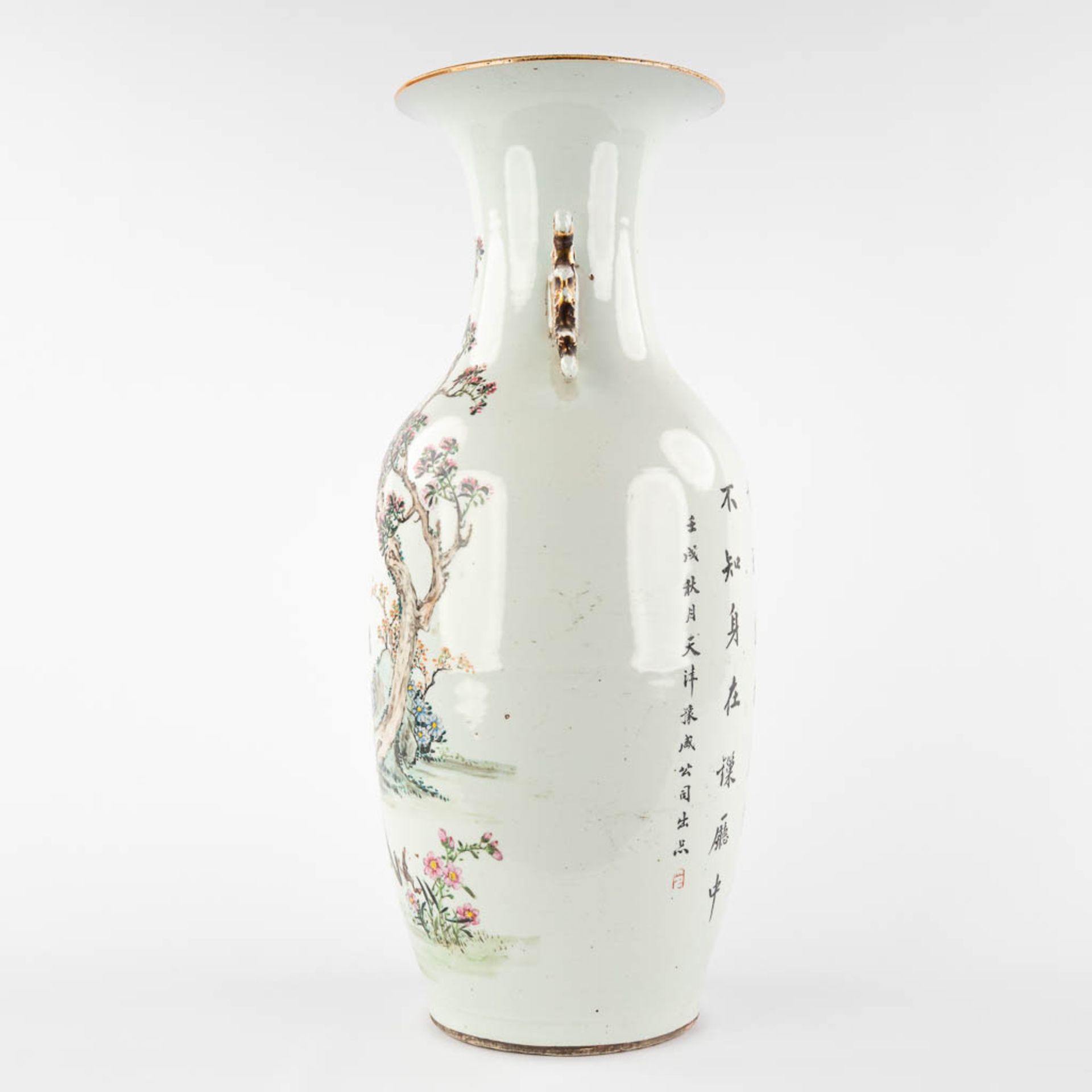 A Chinese vase decorated with ladies and calligraphic texts. 19th/20th C. (H:58 x D:22 cm) - Image 6 of 12