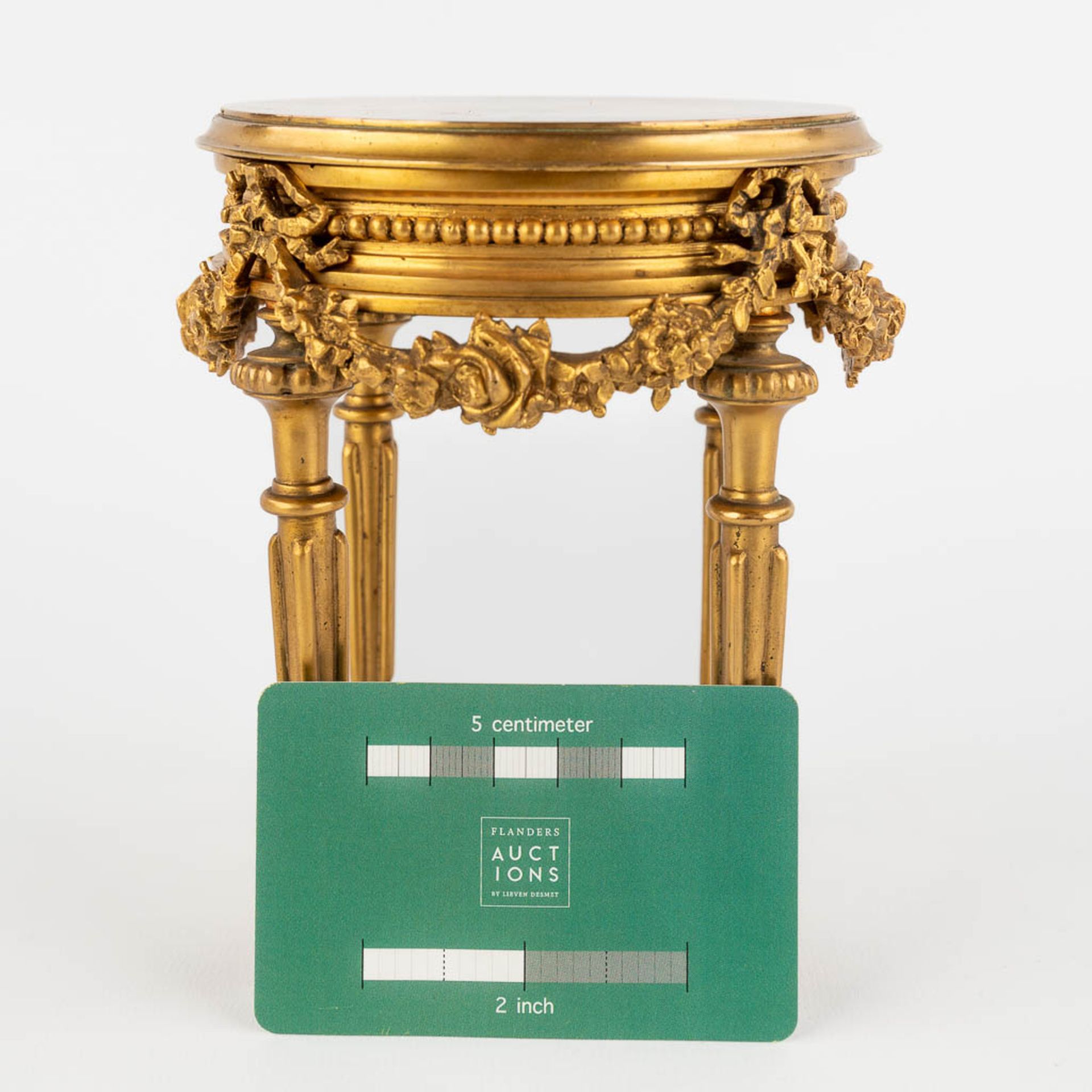 A miniature side table, gilt bronze, decorated with finely chiselled garlands, Louis XVI style. 19th - Bild 2 aus 13