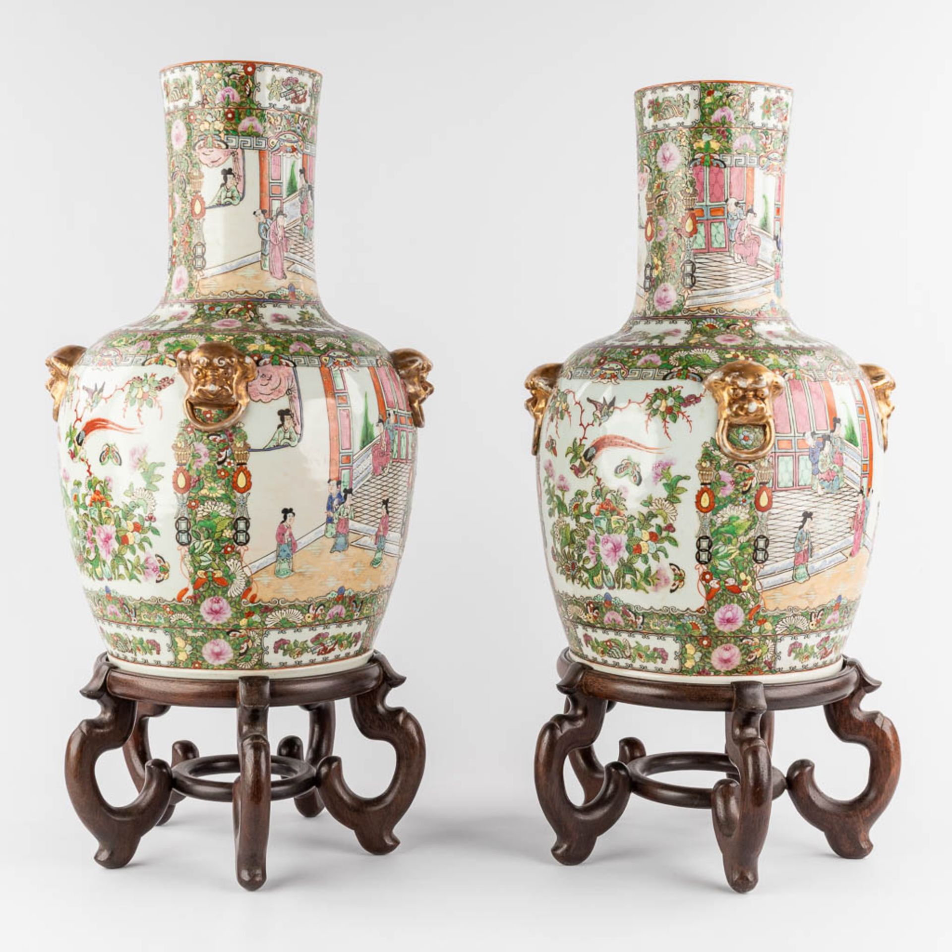 Two large Chinese Canton vases on a pedestal, 20th C. (H:50 x D:32 cm) - Image 3 of 15