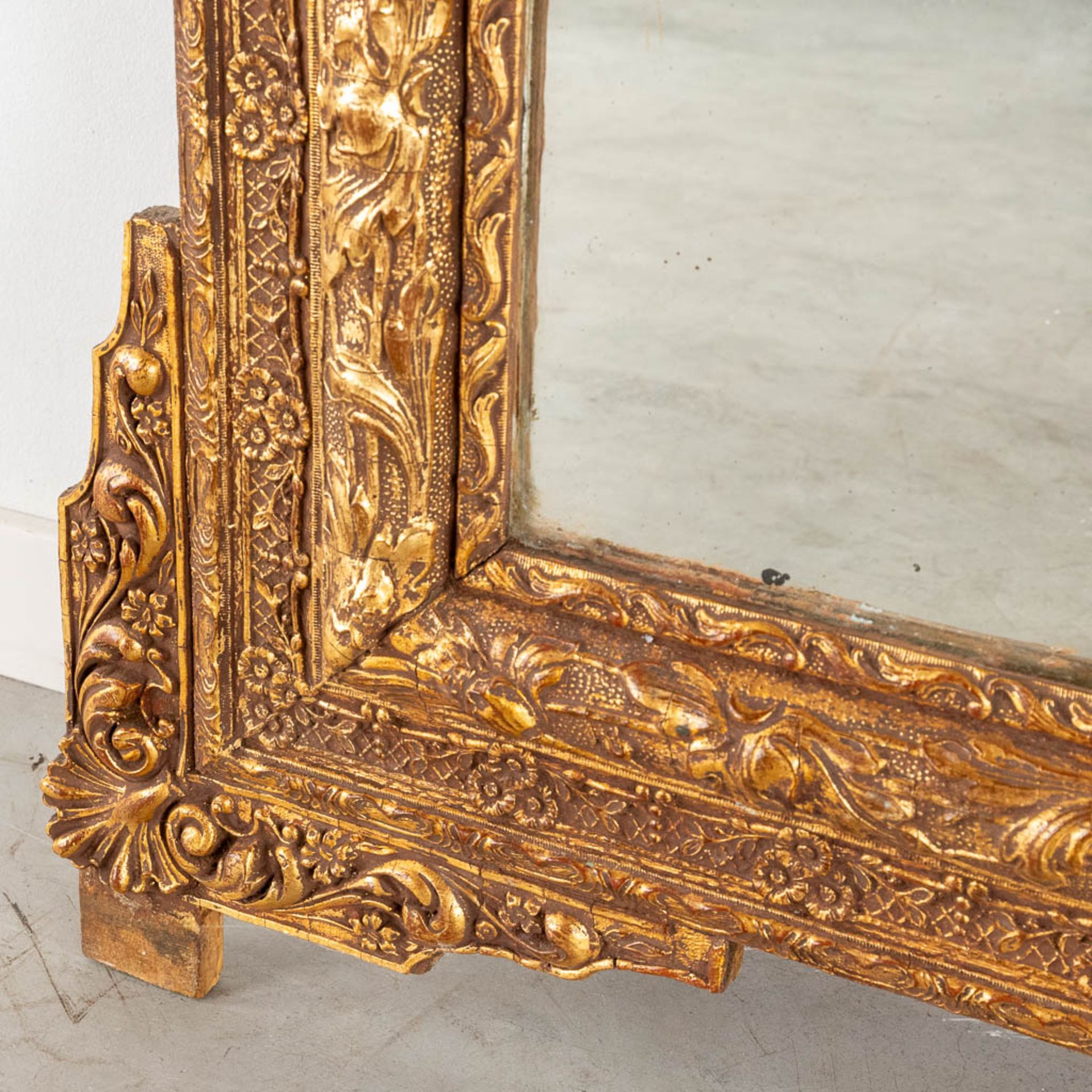 A mirror, sculptured wood and gilt stucco. Circa 1900. (W:135 x H:85 cm) - Image 7 of 8