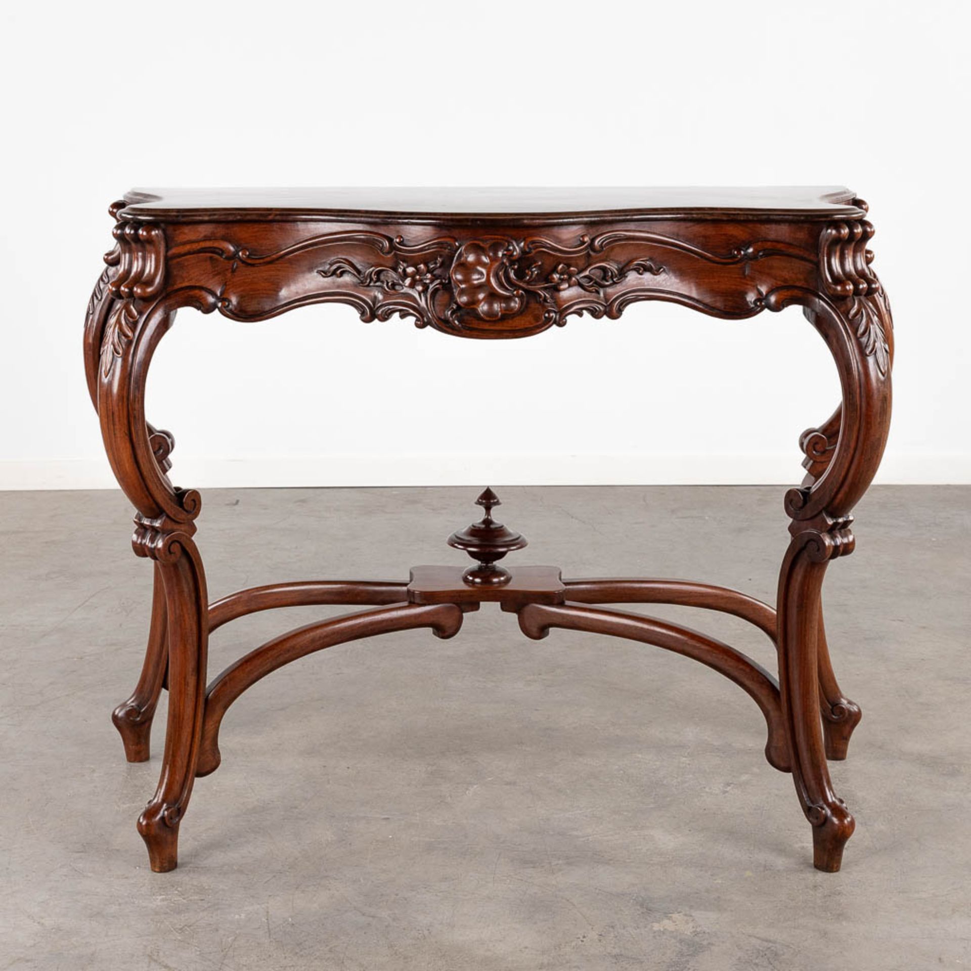 A console table, solid hardwood in Louis XV style. Circa 1900. (D:47 x W:108 x H:80 cm) - Image 3 of 12