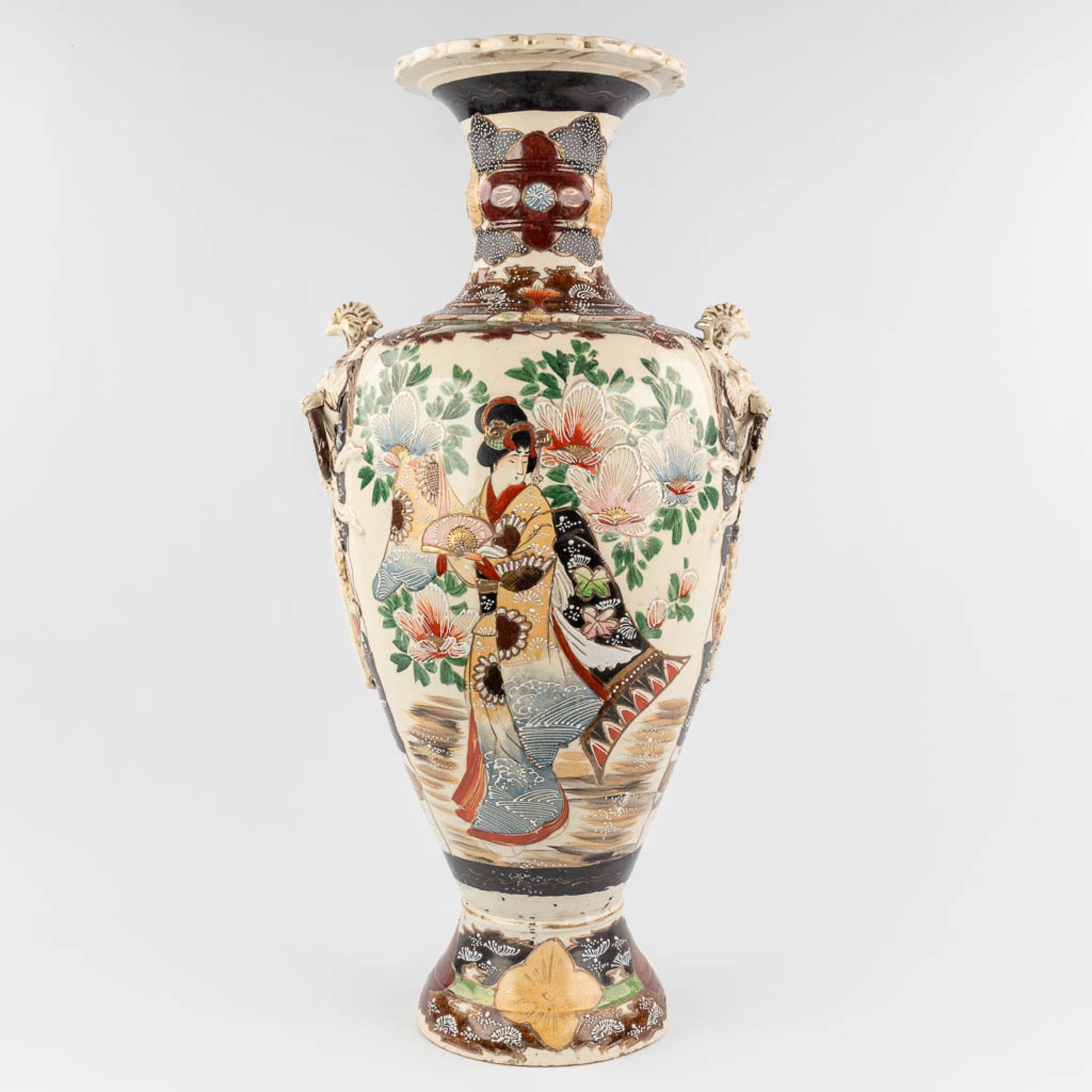 A large and decorative Japanese Satsuma vase. 20th C. (H:80 x D:32 cm) - Image 5 of 16