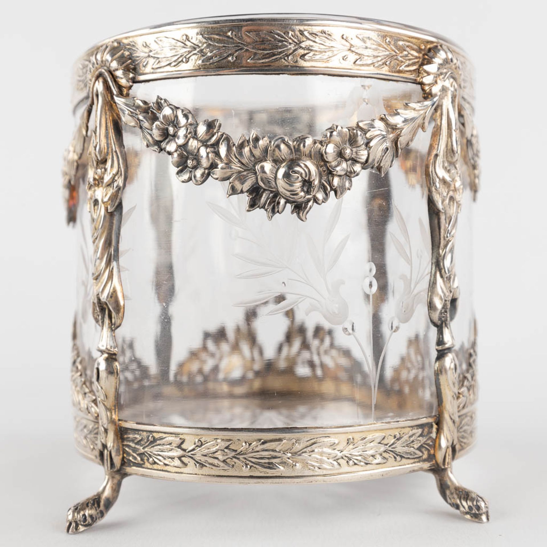 A small storage jar, glass mounted with silver, decorated with garlands. France. (H:13 x D:11,5 cm) - Image 13 of 15