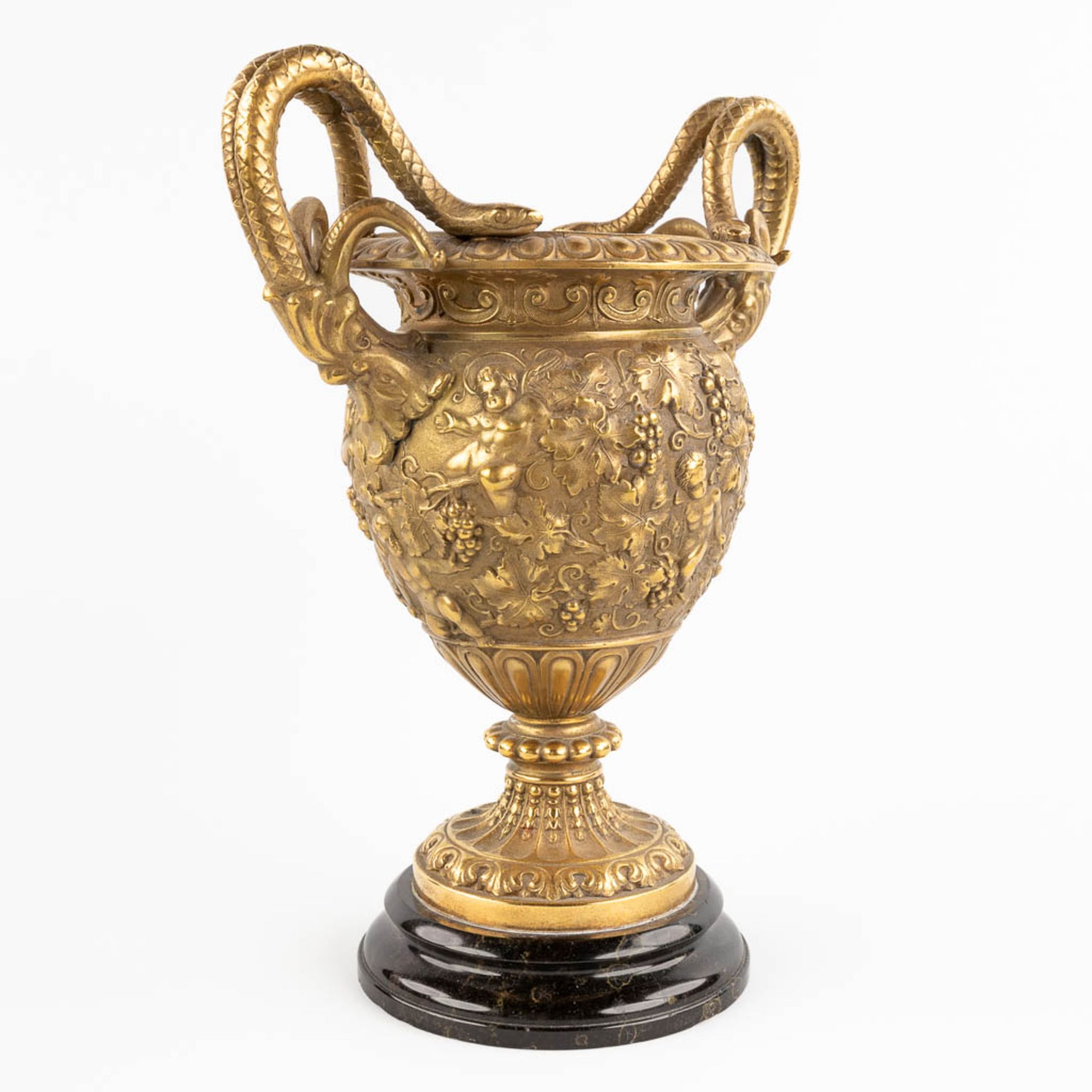 An urn with large handles, decorated with putti and grape vines, bronze mounted on marble. (W:25 x H - Image 3 of 17
