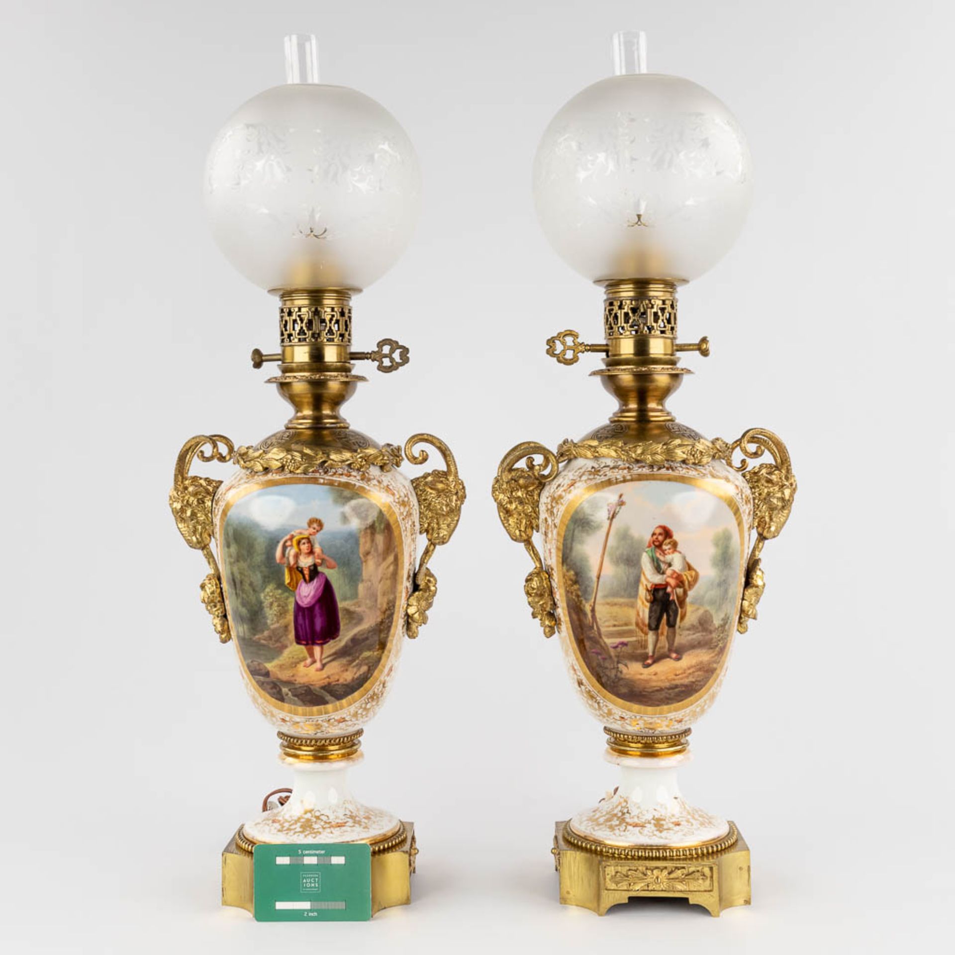 A pair of antique oil lamps reformed into table lamps, hand-painted decor and mounted with bronze. 1 - Bild 2 aus 17