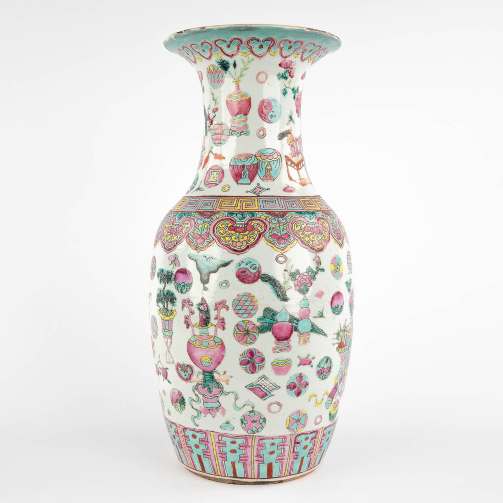 A Chinese vase with a decor of antiquities. 19th/20th C. (H:44 x D:21 cm) - Image 5 of 11