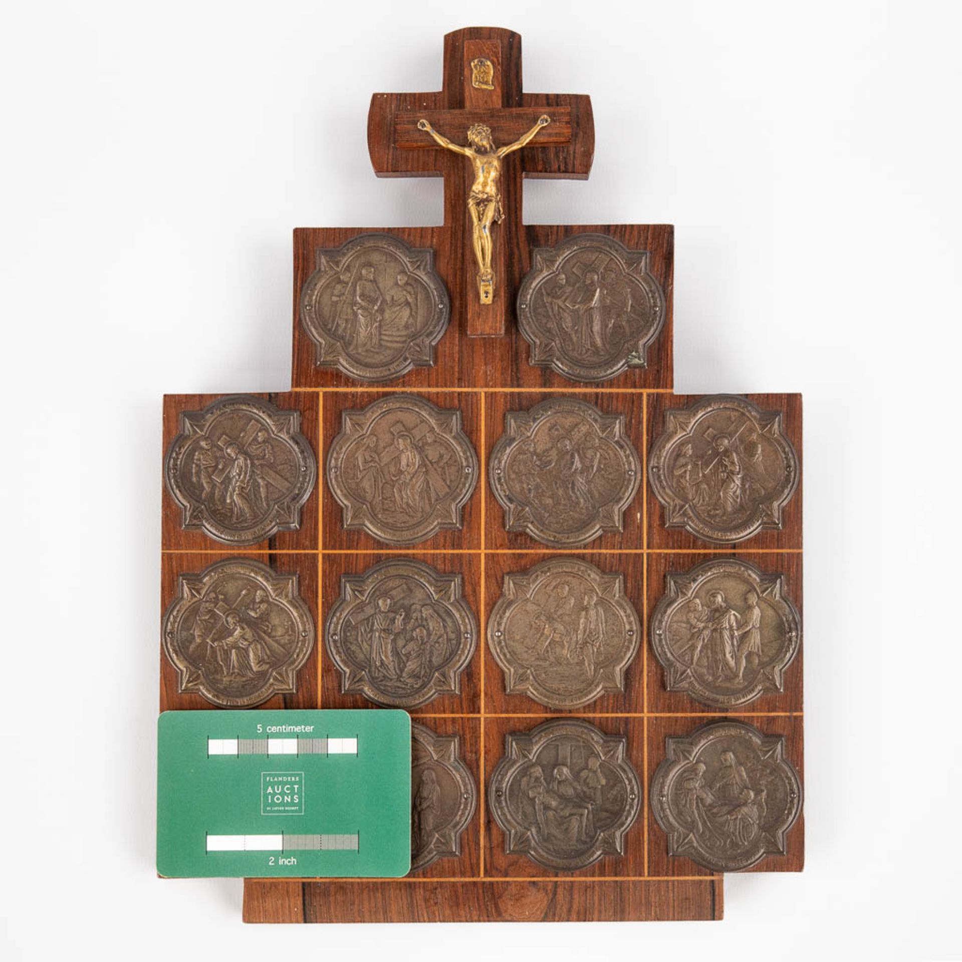 A wall plaque with 14 'Stations of the cross', medals and a crucifix. (W:22 x H:30 cm) - Bild 2 aus 8